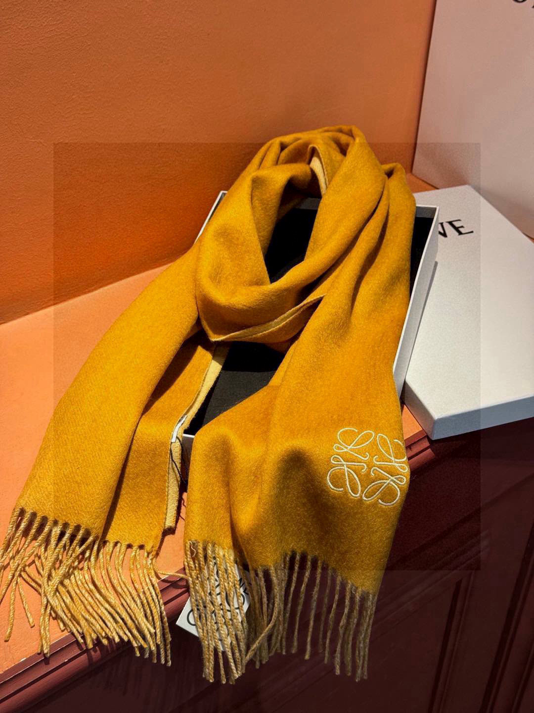   2024年Lv爆款经典四叶草🍀双面提花爆款围巾🧣！！！非常百搭的一款，搭配大衣，毛衣都非常高级，尺寸