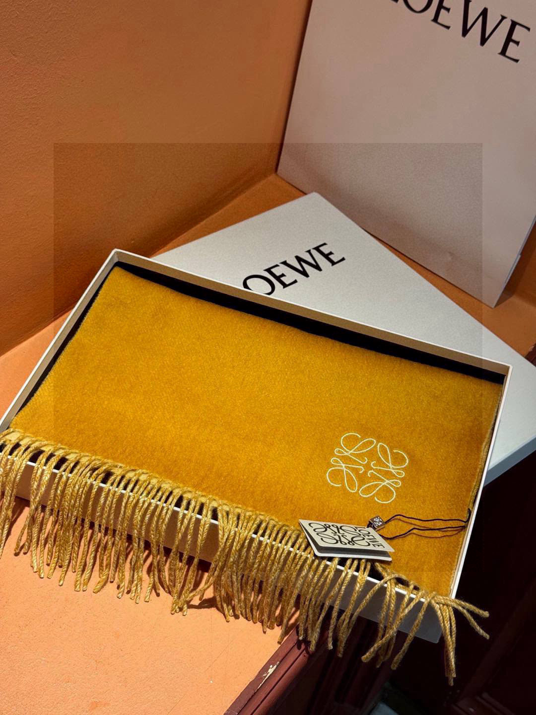   2024年Lv爆款经典四叶草🍀双面提花爆款围巾🧣！！！非常百搭的一款，搭配大衣，毛衣都非常高级，尺寸