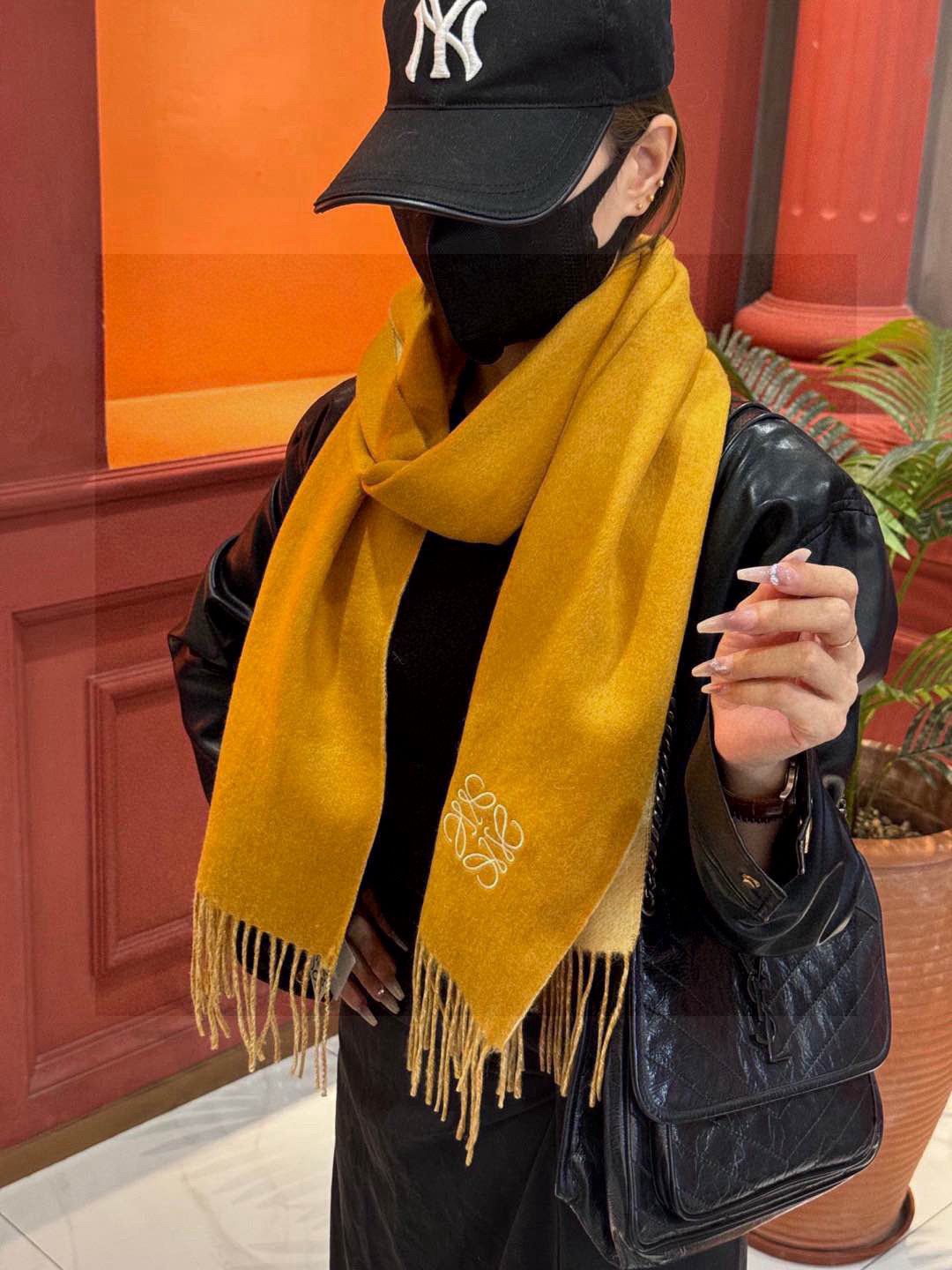   2024年Lv爆款经典四叶草🍀双面提花爆款围巾🧣！！！非常百搭的一款，搭配大衣，毛衣都非常高级，尺寸