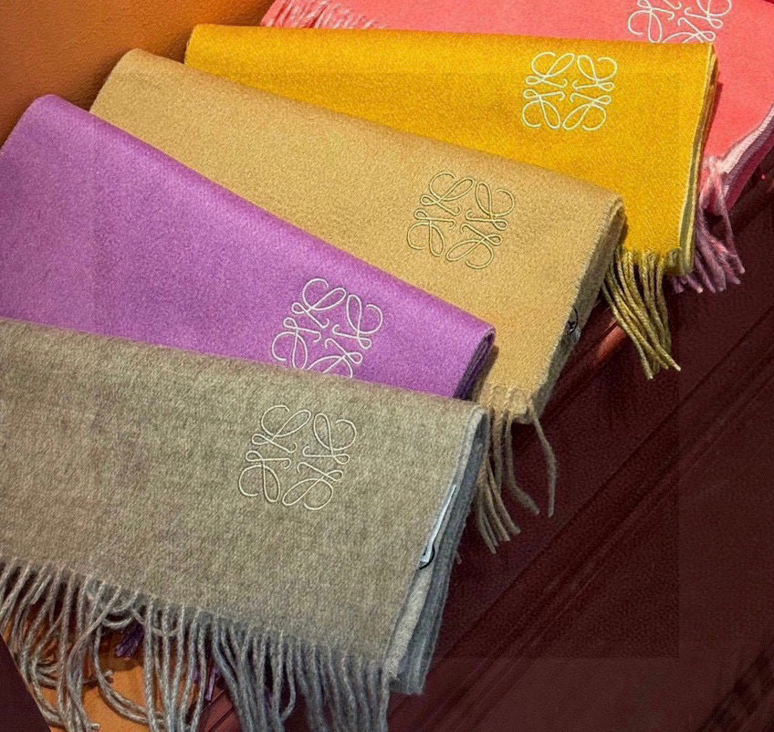   2024年Lv爆款经典四叶草🍀双面提花爆款围巾🧣！！！非常百搭的一款，搭配大衣，毛衣都非常高级，尺寸