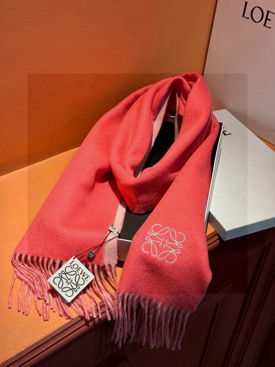   2024年Lv爆款经典四叶草🍀双面提花爆款围巾🧣！！！非常百搭的一款，搭配大衣，毛衣都非常高级，尺寸
