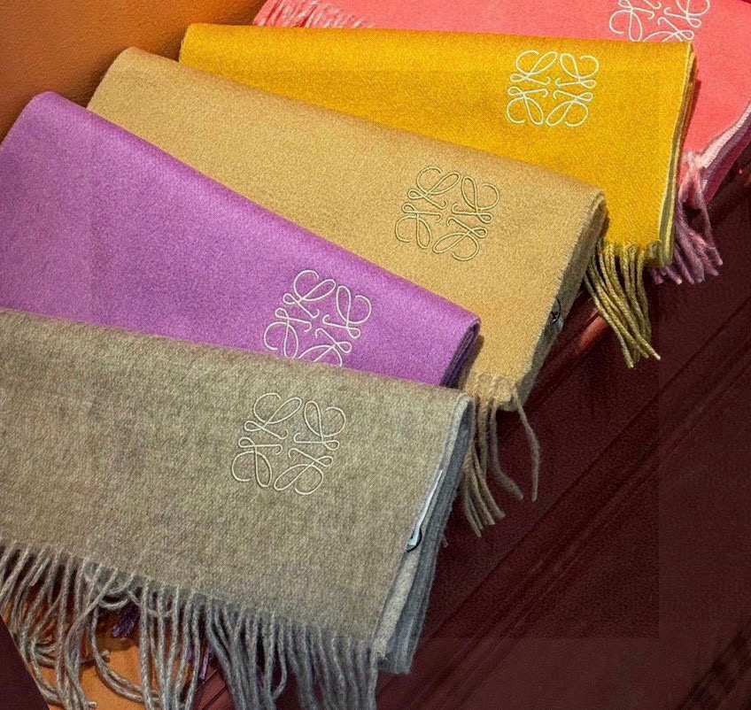   2024年Lv爆款经典四叶草🍀双面提花爆款围巾🧣！！！非常百搭的一款，搭配大衣，毛衣都非常高级，尺寸