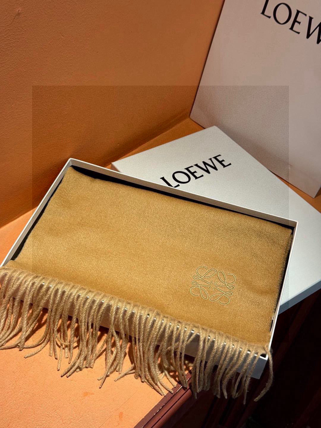   2024年Lv爆款经典四叶草🍀双面提花爆款围巾🧣！！！非常百搭的一款，搭配大衣，毛衣都非常高级，尺寸