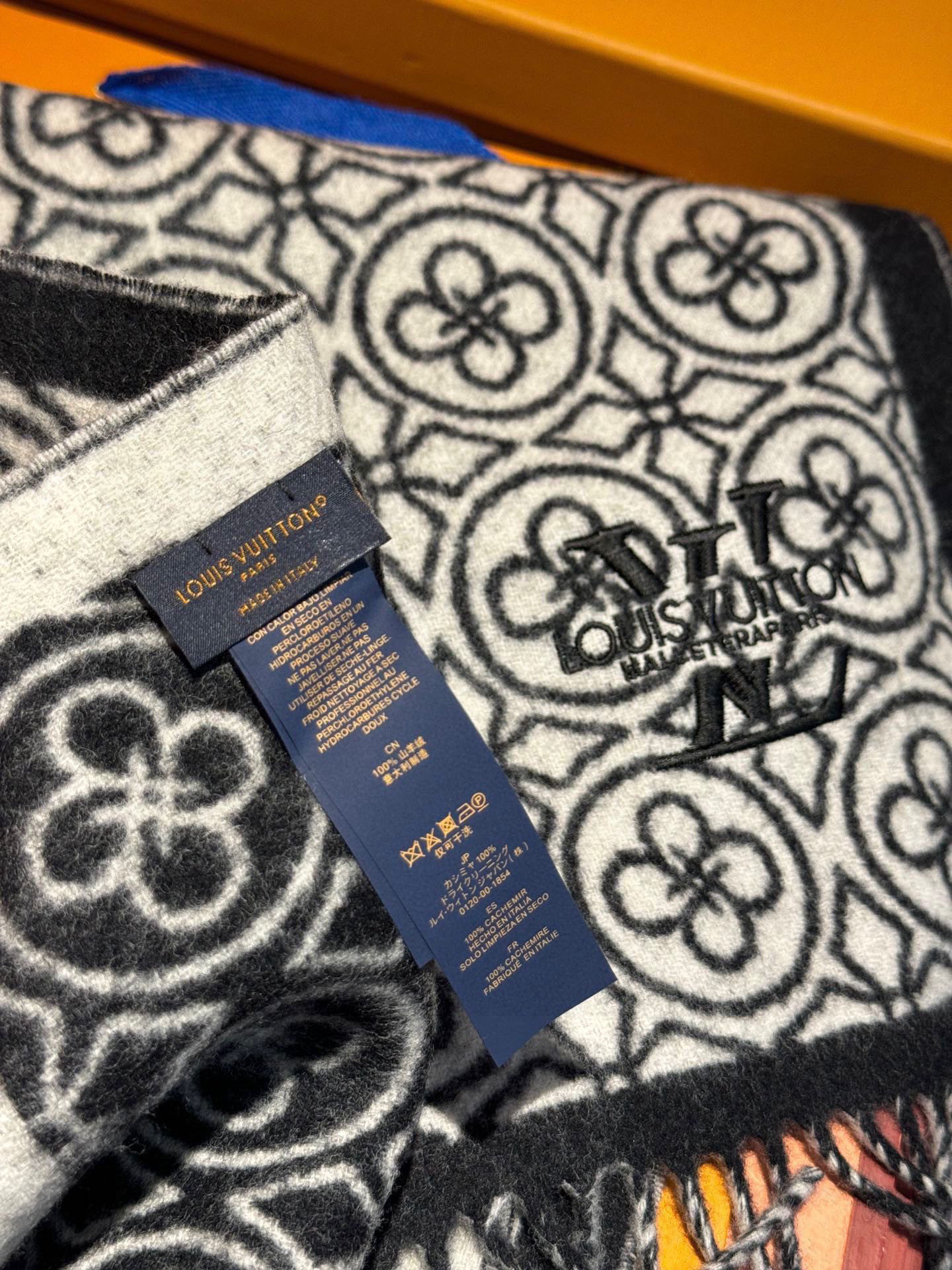   2024年Lv爆款经典四叶草🍀双面提花爆款围巾🧣！！！非常百搭的一款，搭配大衣，毛衣都非常高级，尺寸