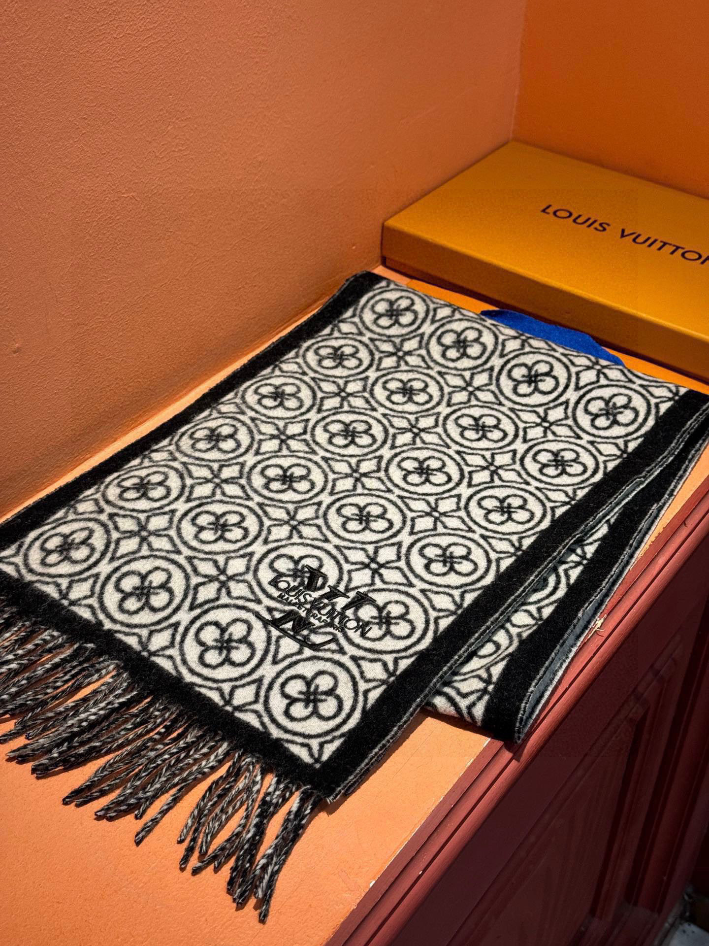   2024年Lv爆款经典四叶草🍀双面提花爆款围巾🧣！！！非常百搭的一款，搭配大衣，毛衣都非常高级，尺寸