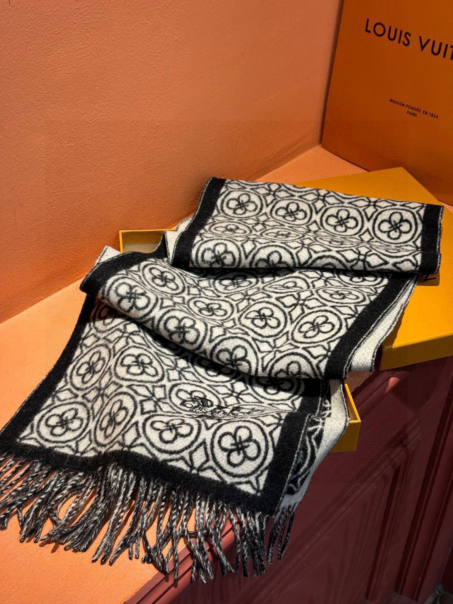   2024年Lv爆款经典四叶草🍀双面提花爆款围巾🧣！！！非常百搭的一款，搭配大衣，毛衣都非常高级，尺寸