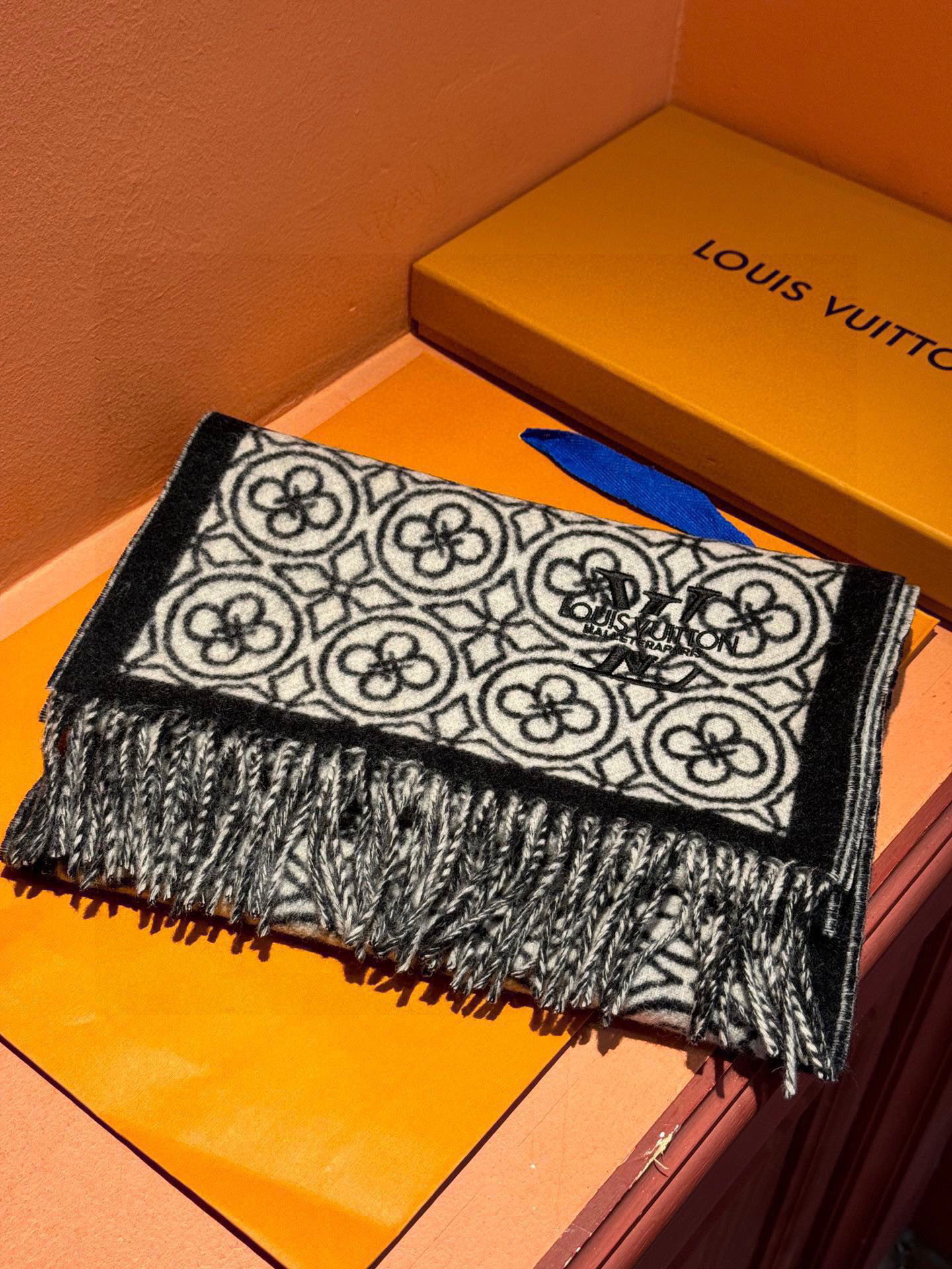   2024年Lv爆款经典四叶草🍀双面提花爆款围巾🧣！！！非常百搭的一款，搭配大衣，毛衣都非常高级，尺寸