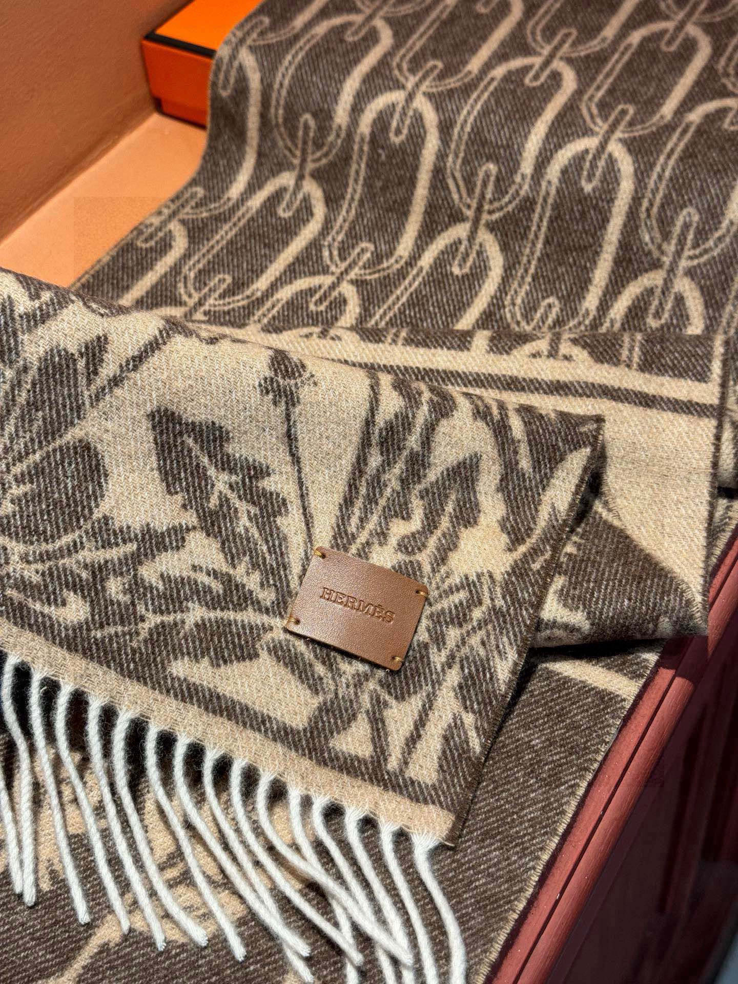   爱马仕👍巴黎时装展商务男士女士羊绒围巾。代工厂臻选上乘的超细羊绒纤维 进行纯手工精梳处理 耗时耗力 