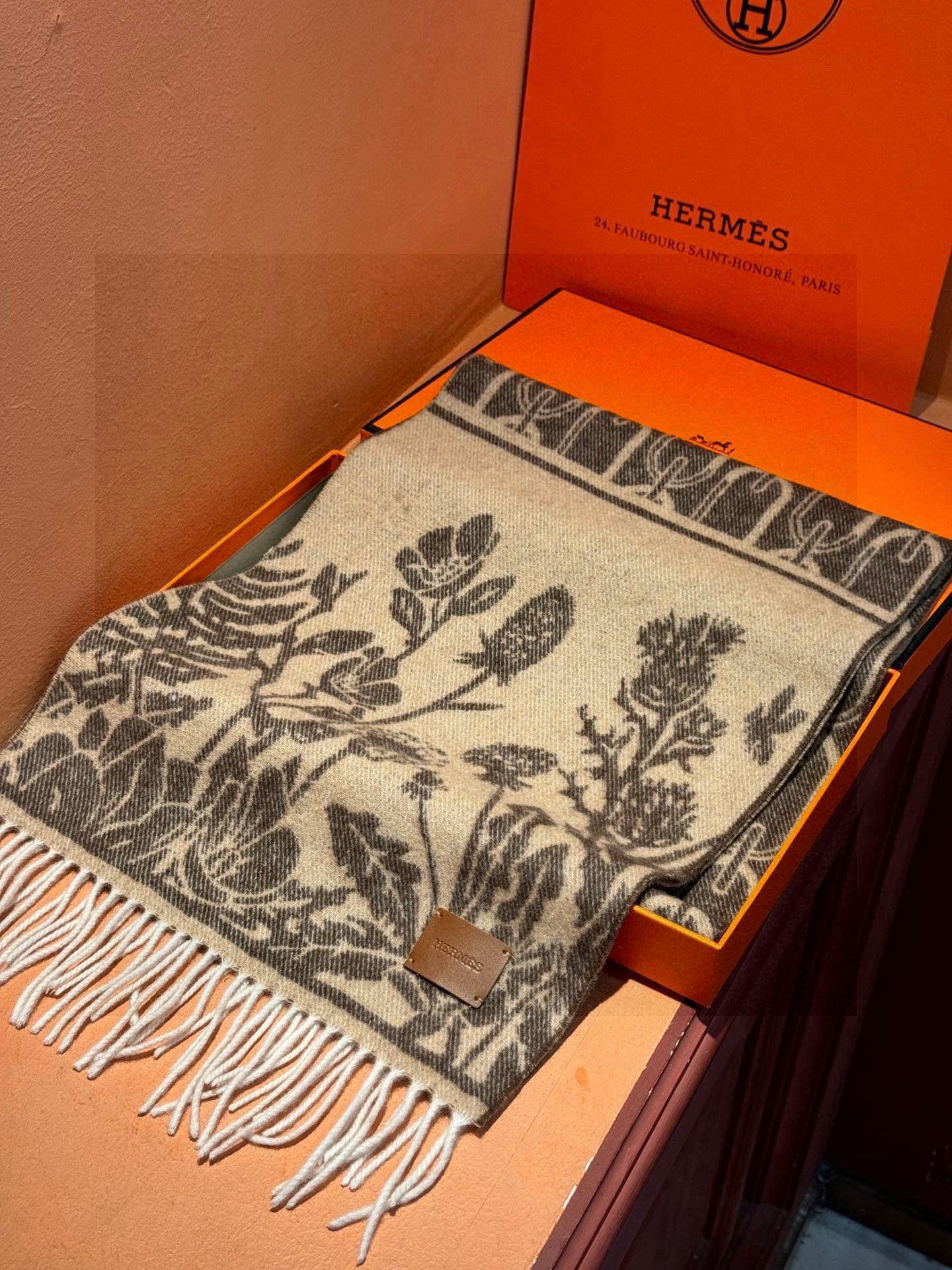   爱马仕👍巴黎时装展商务男士女士羊绒围巾。代工厂臻选上乘的超细羊绒纤维 进行纯手工精梳处理 耗时耗力 