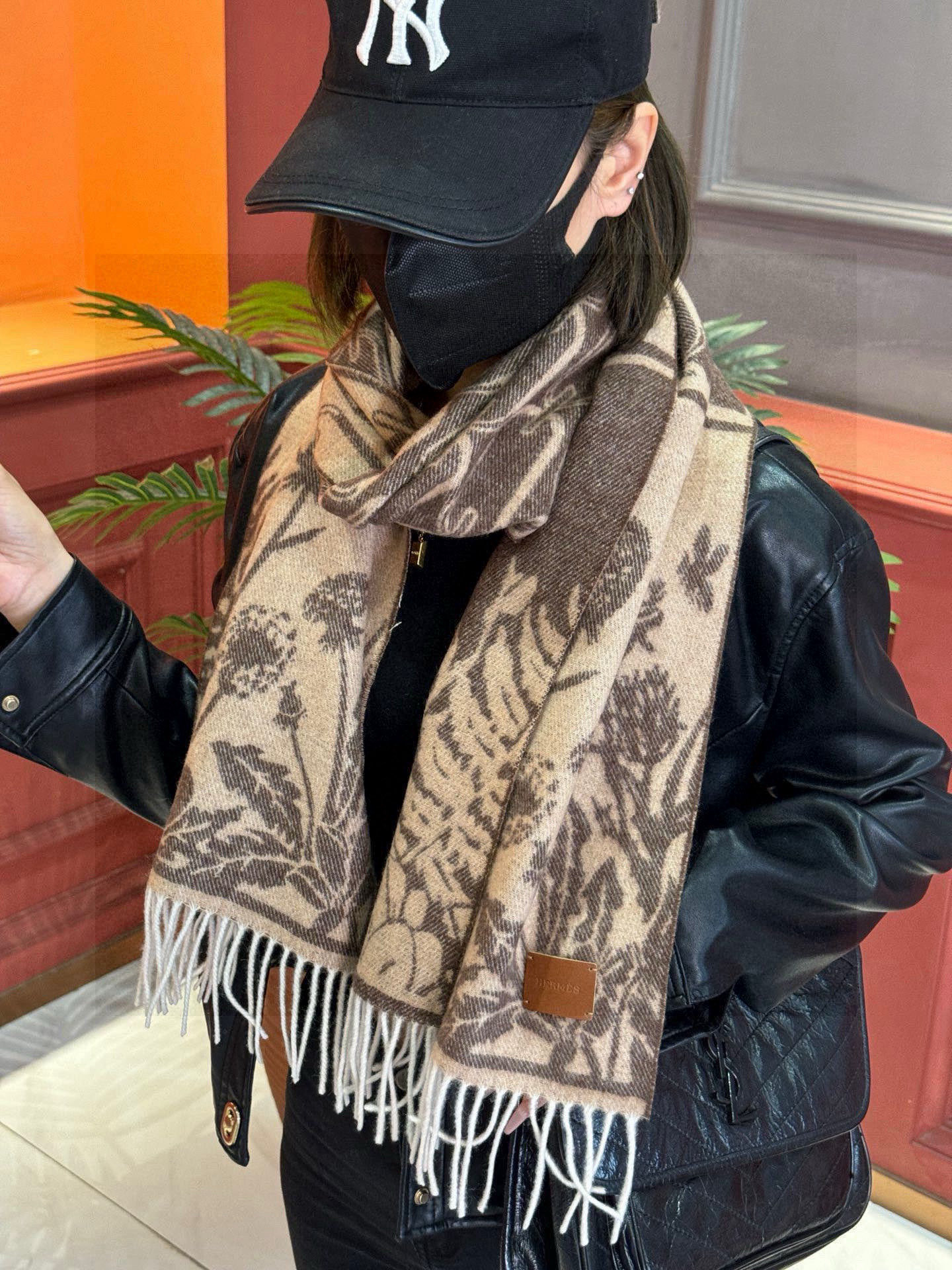   爱马仕👍巴黎时装展商务男士女士羊绒围巾。代工厂臻选上乘的超细羊绒纤维 进行纯手工精梳处理 耗时耗力 