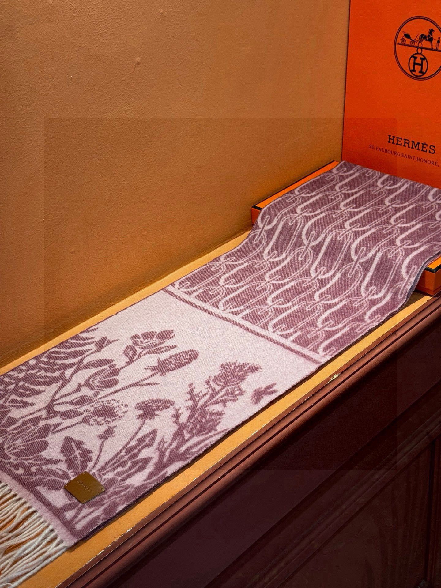   爱马仕👍巴黎时装展商务男士女士羊绒围巾。代工厂臻选上乘的超细羊绒纤维 进行纯手工精梳处理 耗时耗力 