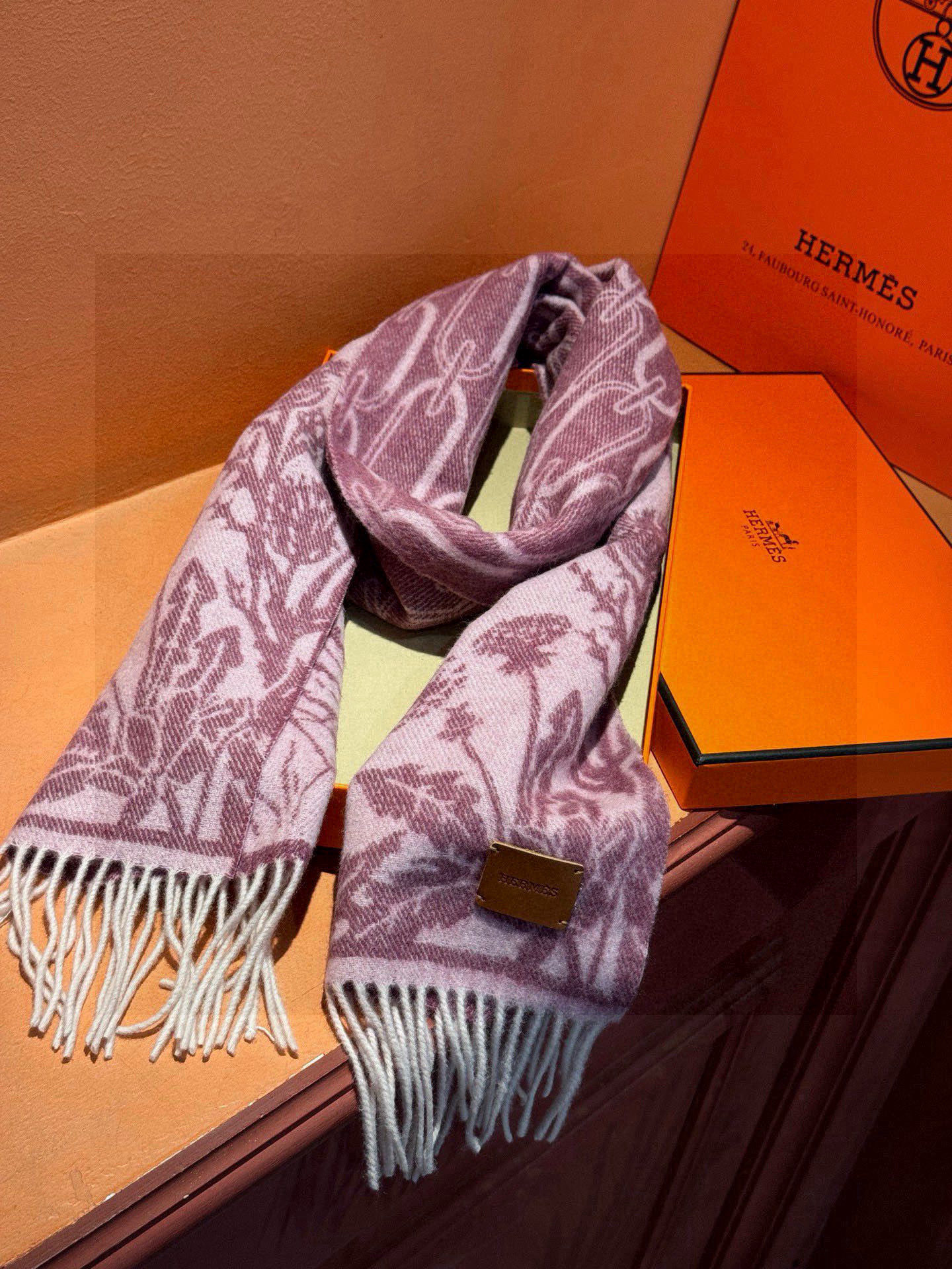   爱马仕👍巴黎时装展商务男士女士羊绒围巾。代工厂臻选上乘的超细羊绒纤维 进行纯手工精梳处理 耗时耗力 