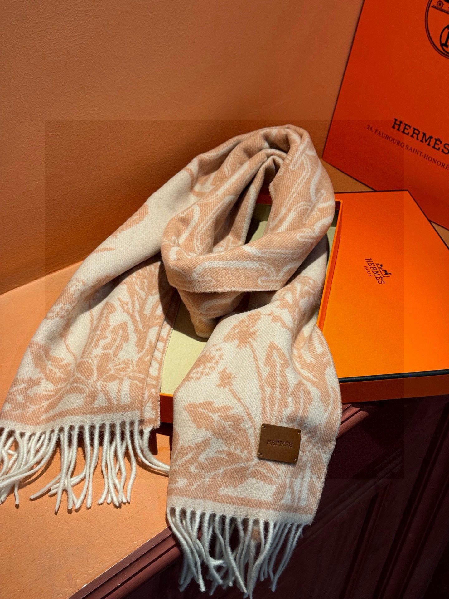   爱马仕👍巴黎时装展商务男士女士羊绒围巾。代工厂臻选上乘的超细羊绒纤维 进行纯手工精梳处理 耗时耗力 
