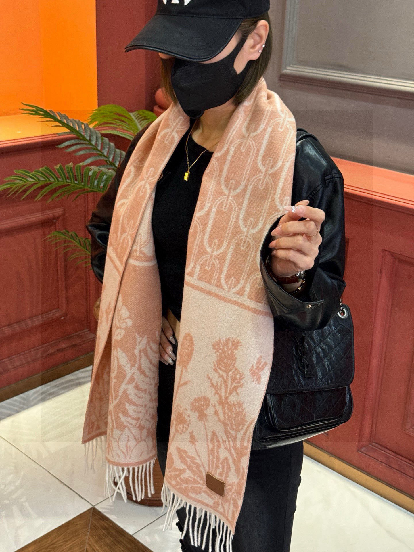   爱马仕👍巴黎时装展商务男士女士羊绒围巾。代工厂臻选上乘的超细羊绒纤维 进行纯手工精梳处理 耗时耗力 