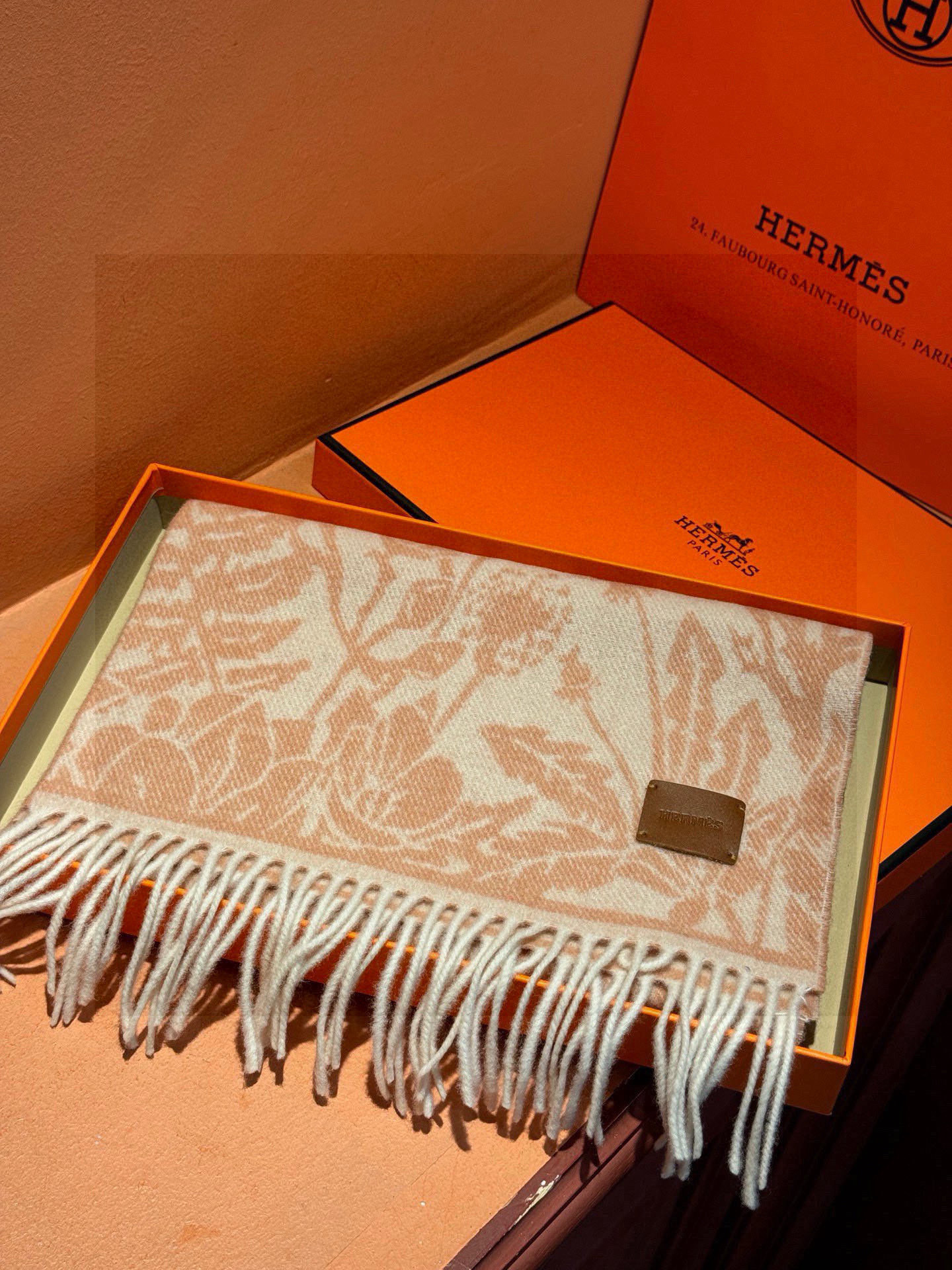   爱马仕👍巴黎时装展商务男士女士羊绒围巾。代工厂臻选上乘的超细羊绒纤维 进行纯手工精梳处理 耗时耗力 