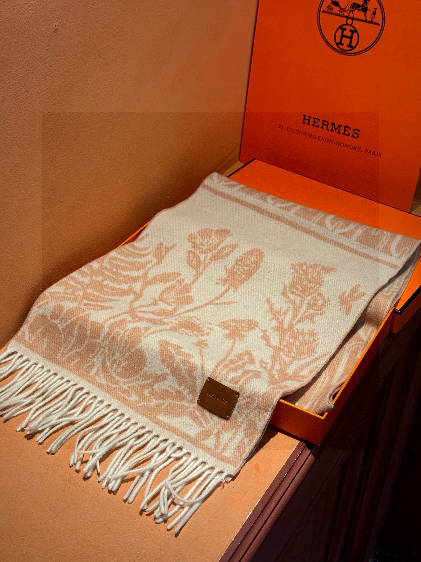   爱马仕👍巴黎时装展商务男士女士羊绒围巾。代工厂臻选上乘的超细羊绒纤维 进行纯手工精梳处理 耗时耗力 