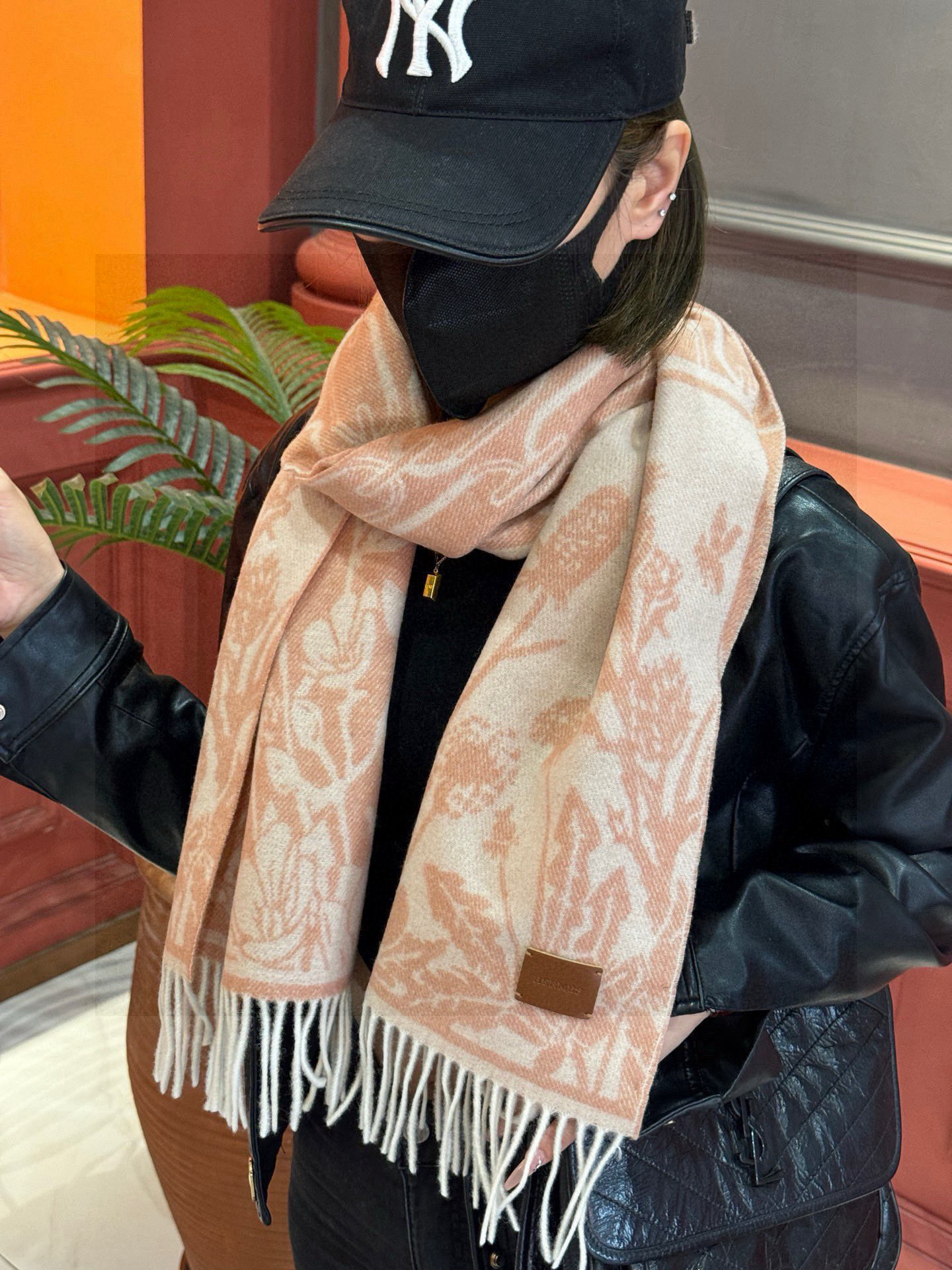   爱马仕👍巴黎时装展商务男士女士羊绒围巾。代工厂臻选上乘的超细羊绒纤维 进行纯手工精梳处理 耗时耗力 