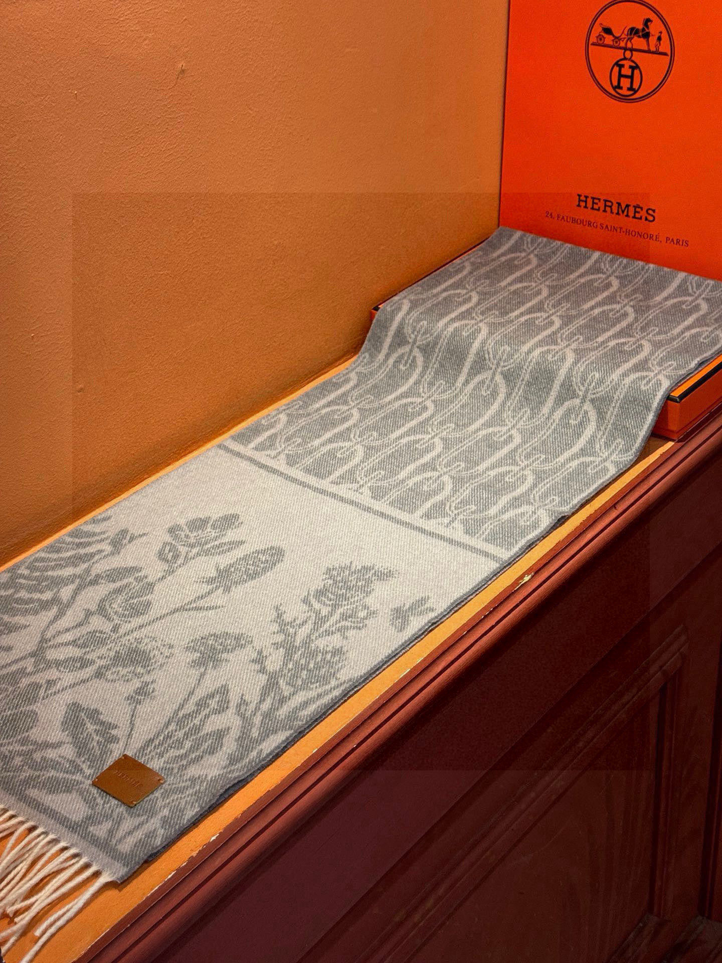   爱马仕👍巴黎时装展商务男士女士羊绒围巾。代工厂臻选上乘的超细羊绒纤维 进行纯手工精梳处理 耗时耗力 