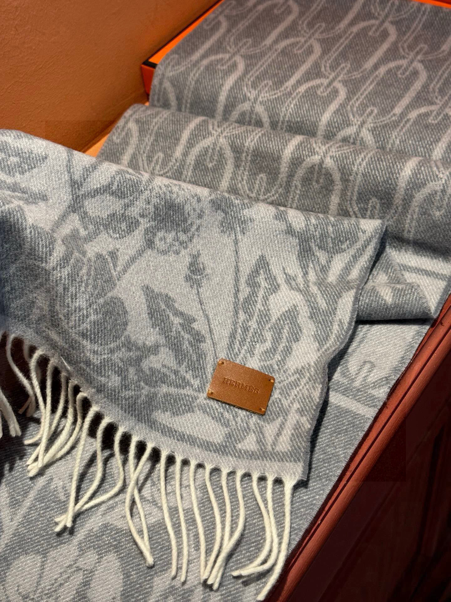   爱马仕👍巴黎时装展商务男士女士羊绒围巾。代工厂臻选上乘的超细羊绒纤维 进行纯手工精梳处理 耗时耗力 