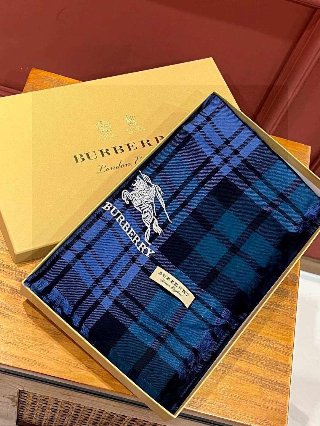   【巴宝莉】...刺绣战马✨进口尼泊尔羊绒顶级刺绣围巾....高尖端产物...绝对令人尖叫的品质...