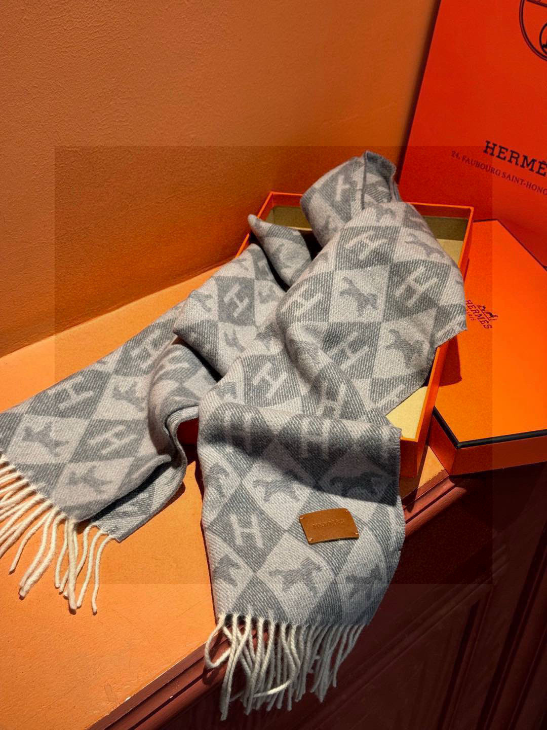   爱马仕👍巴黎时装展商务男士女士羊绒围巾。代工厂臻选上乘的超细羊绒纤维 进行纯手工精梳处理 耗时耗力 