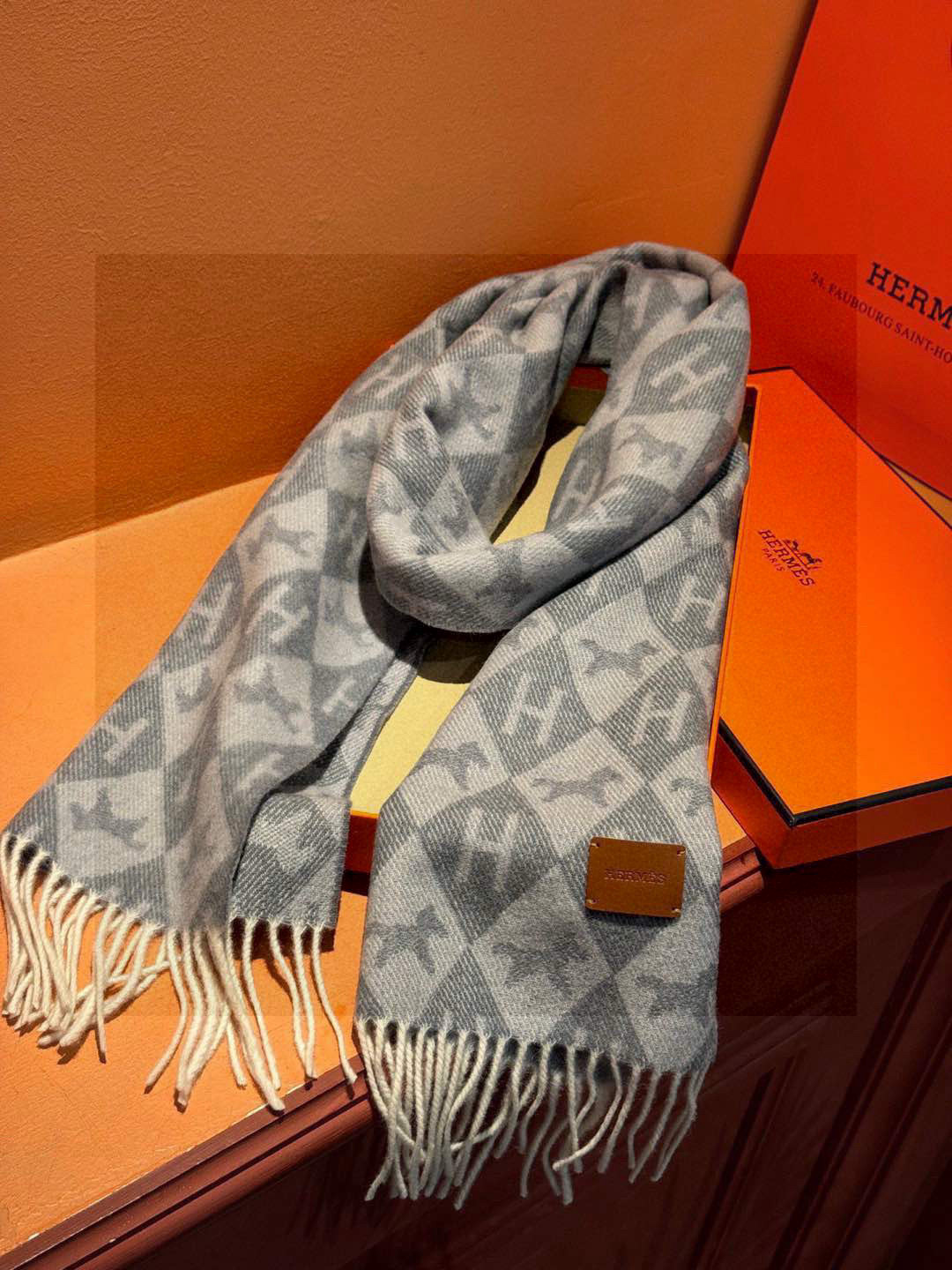   爱马仕👍巴黎时装展商务男士女士羊绒围巾。代工厂臻选上乘的超细羊绒纤维 进行纯手工精梳处理 耗时耗力 