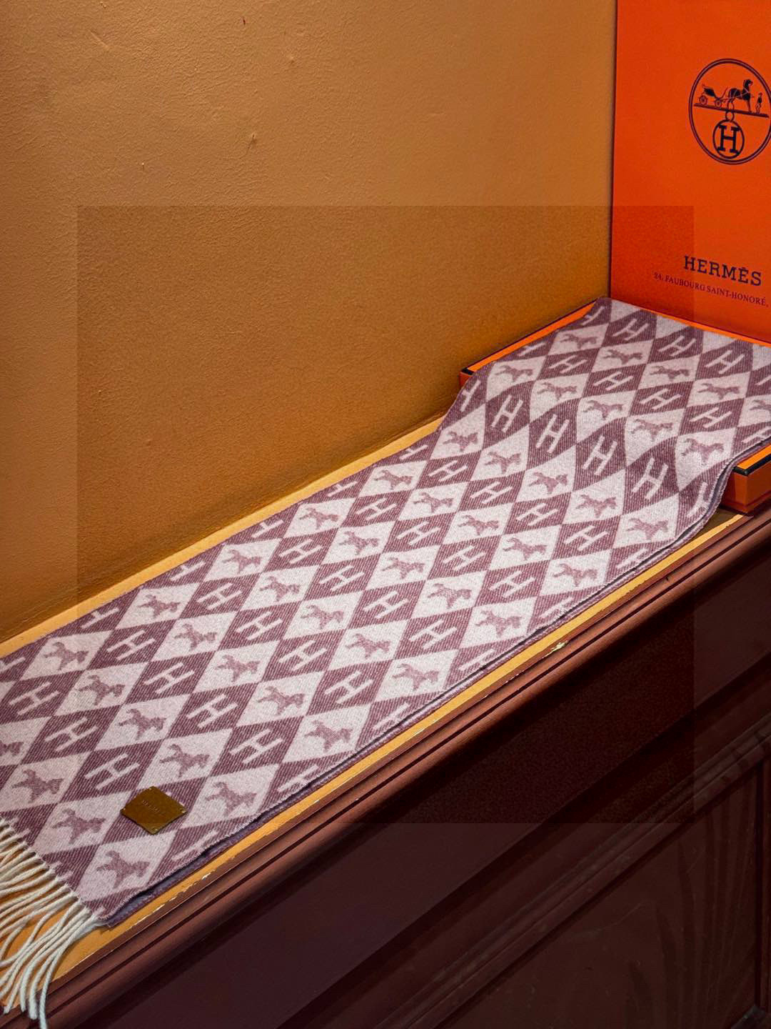   爱马仕👍巴黎时装展商务男士女士羊绒围巾。代工厂臻选上乘的超细羊绒纤维 进行纯手工精梳处理 耗时耗力 