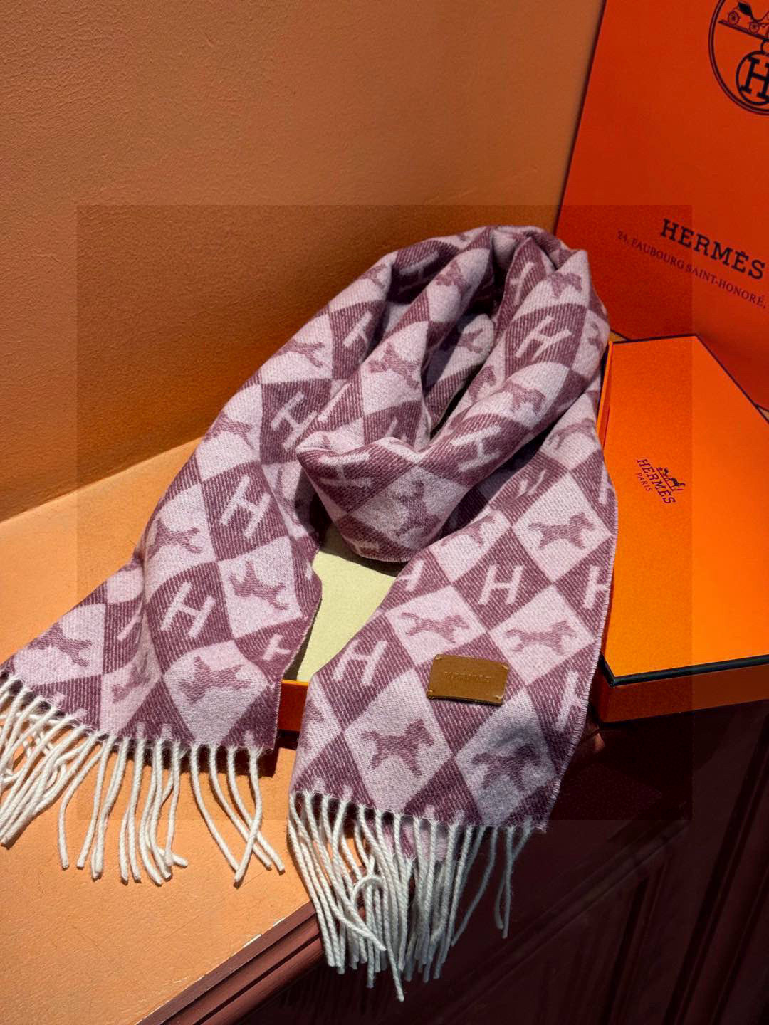   爱马仕👍巴黎时装展商务男士女士羊绒围巾。代工厂臻选上乘的超细羊绒纤维 进行纯手工精梳处理 耗时耗力 
