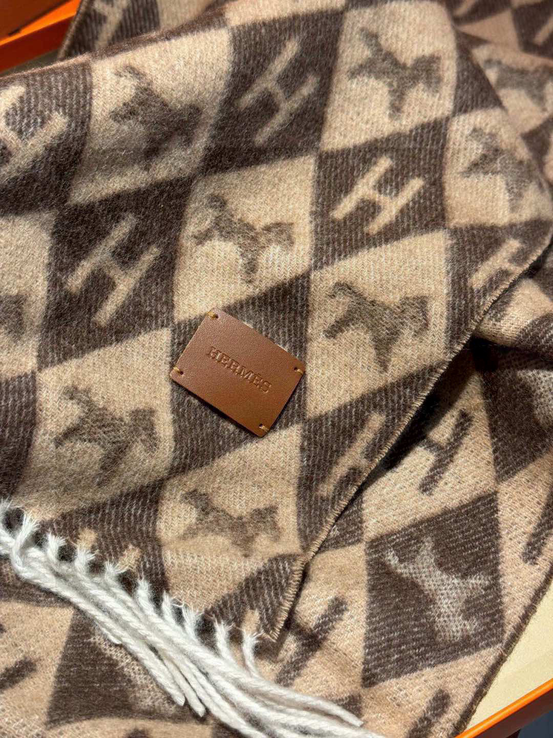   爱马仕👍巴黎时装展商务男士女士羊绒围巾。代工厂臻选上乘的超细羊绒纤维 进行纯手工精梳处理 耗时耗力 