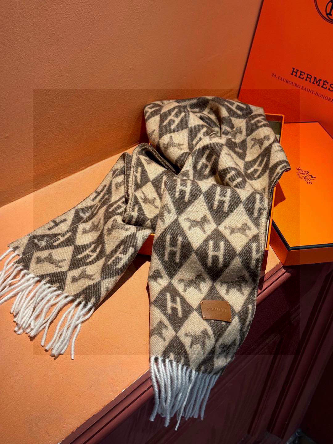   爱马仕👍巴黎时装展商务男士女士羊绒围巾。代工厂臻选上乘的超细羊绒纤维 进行纯手工精梳处理 耗时耗力 