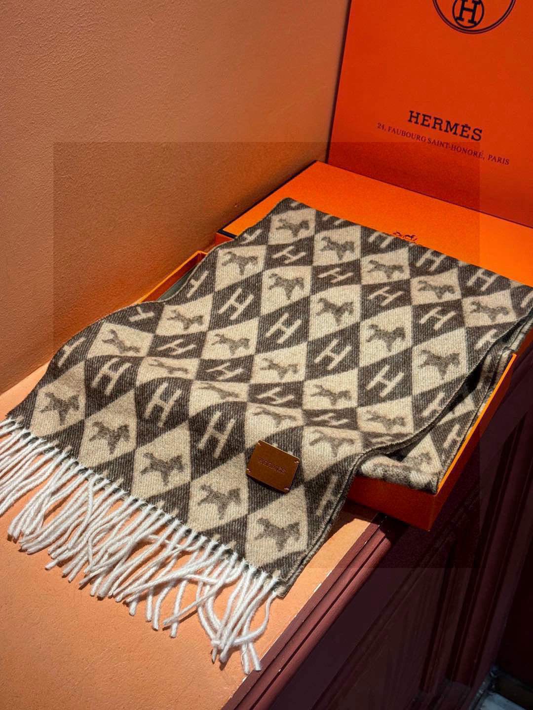   爱马仕👍巴黎时装展商务男士女士羊绒围巾。代工厂臻选上乘的超细羊绒纤维 进行纯手工精梳处理 耗时耗力 