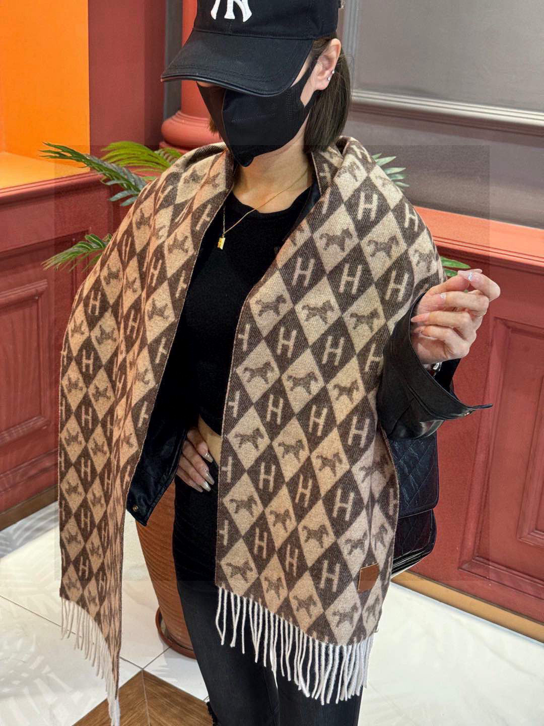   爱马仕👍巴黎时装展商务男士女士羊绒围巾。代工厂臻选上乘的超细羊绒纤维 进行纯手工精梳处理 耗时耗力 