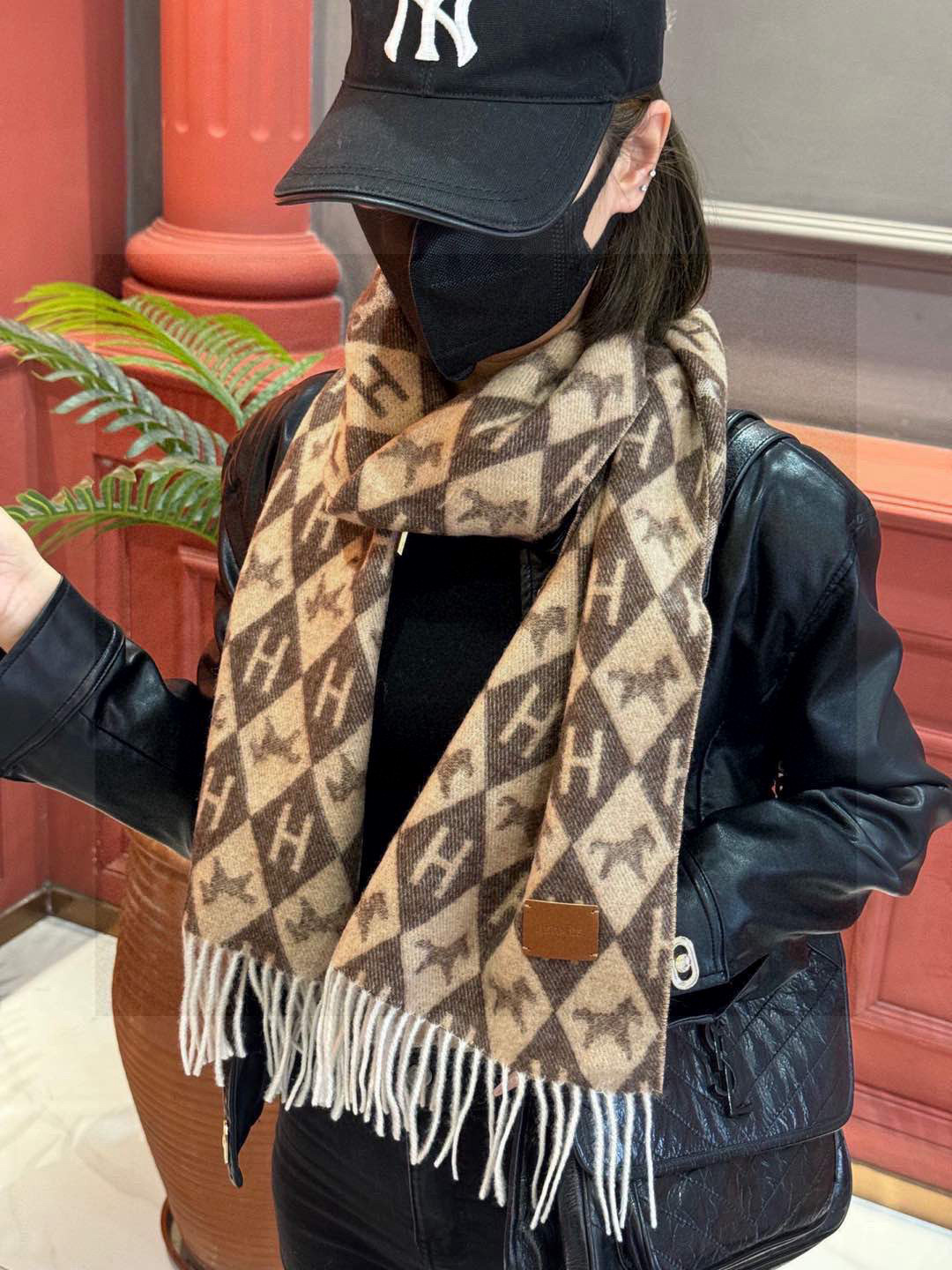   爱马仕👍巴黎时装展商务男士女士羊绒围巾。代工厂臻选上乘的超细羊绒纤维 进行纯手工精梳处理 耗时耗力 