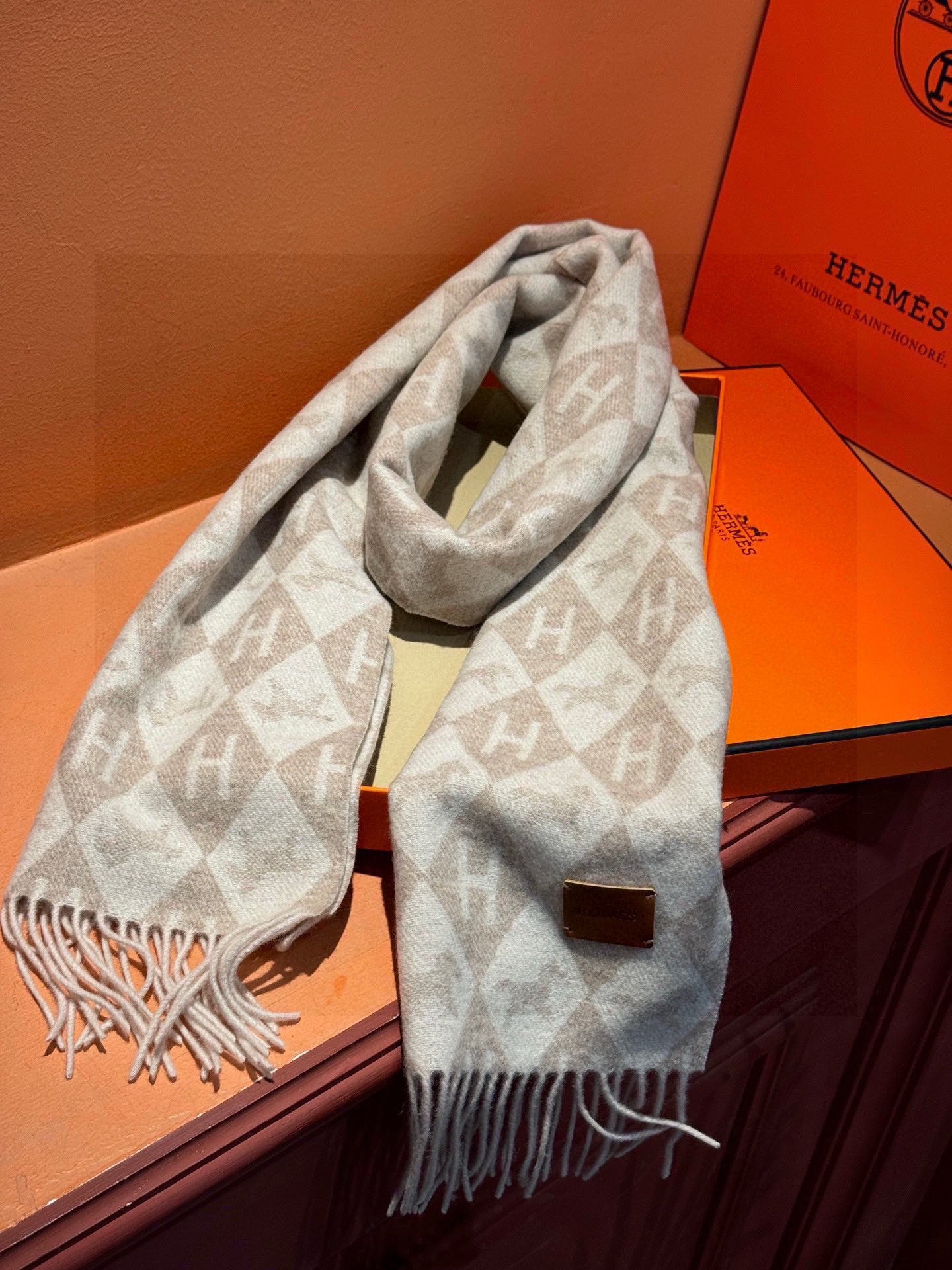   爱马仕👍巴黎时装展商务男士女士羊绒围巾。代工厂臻选上乘的超细羊绒纤维 进行纯手工精梳处理 耗时耗力 
