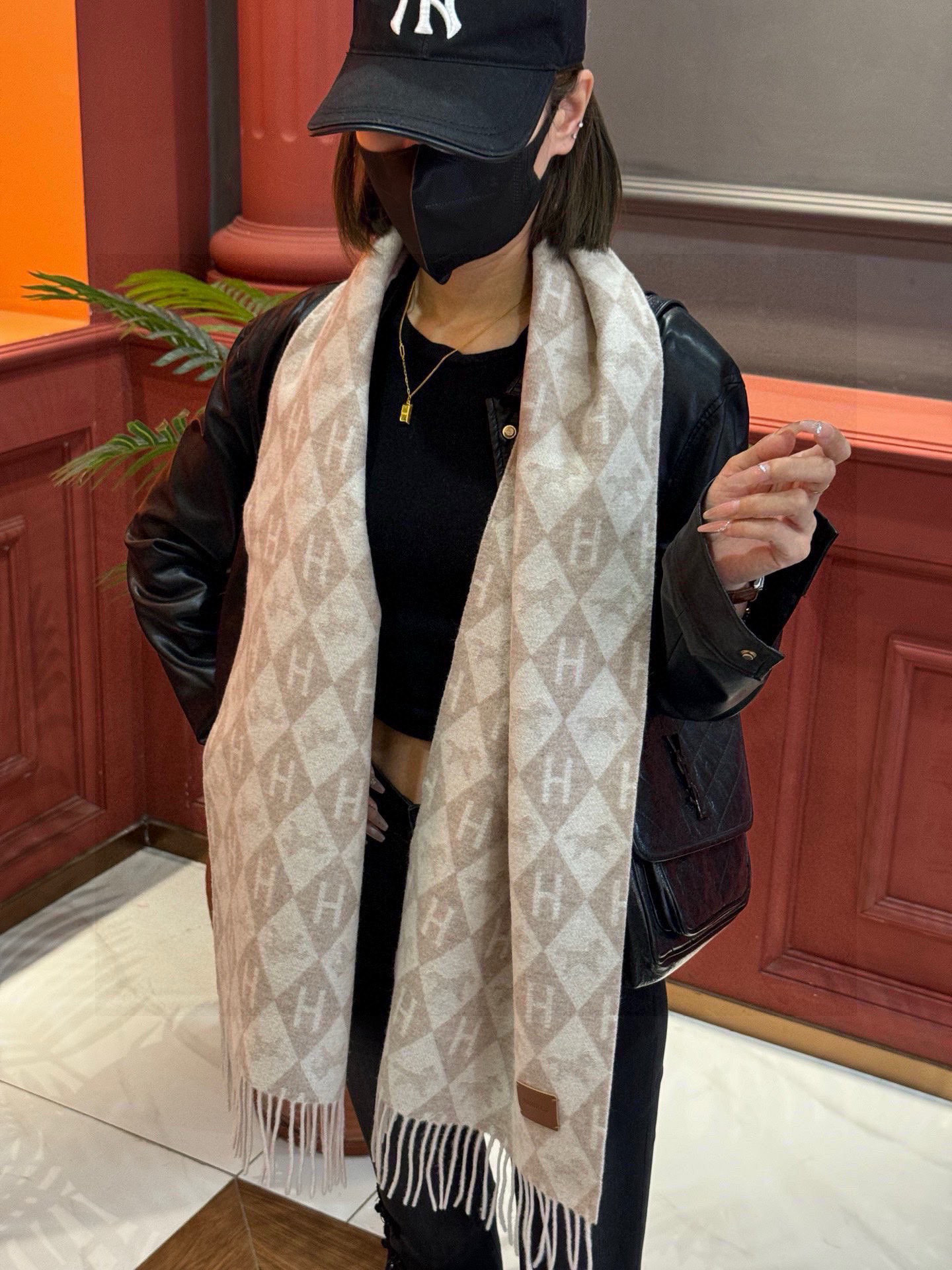   爱马仕👍巴黎时装展商务男士女士羊绒围巾。代工厂臻选上乘的超细羊绒纤维 进行纯手工精梳处理 耗时耗力 