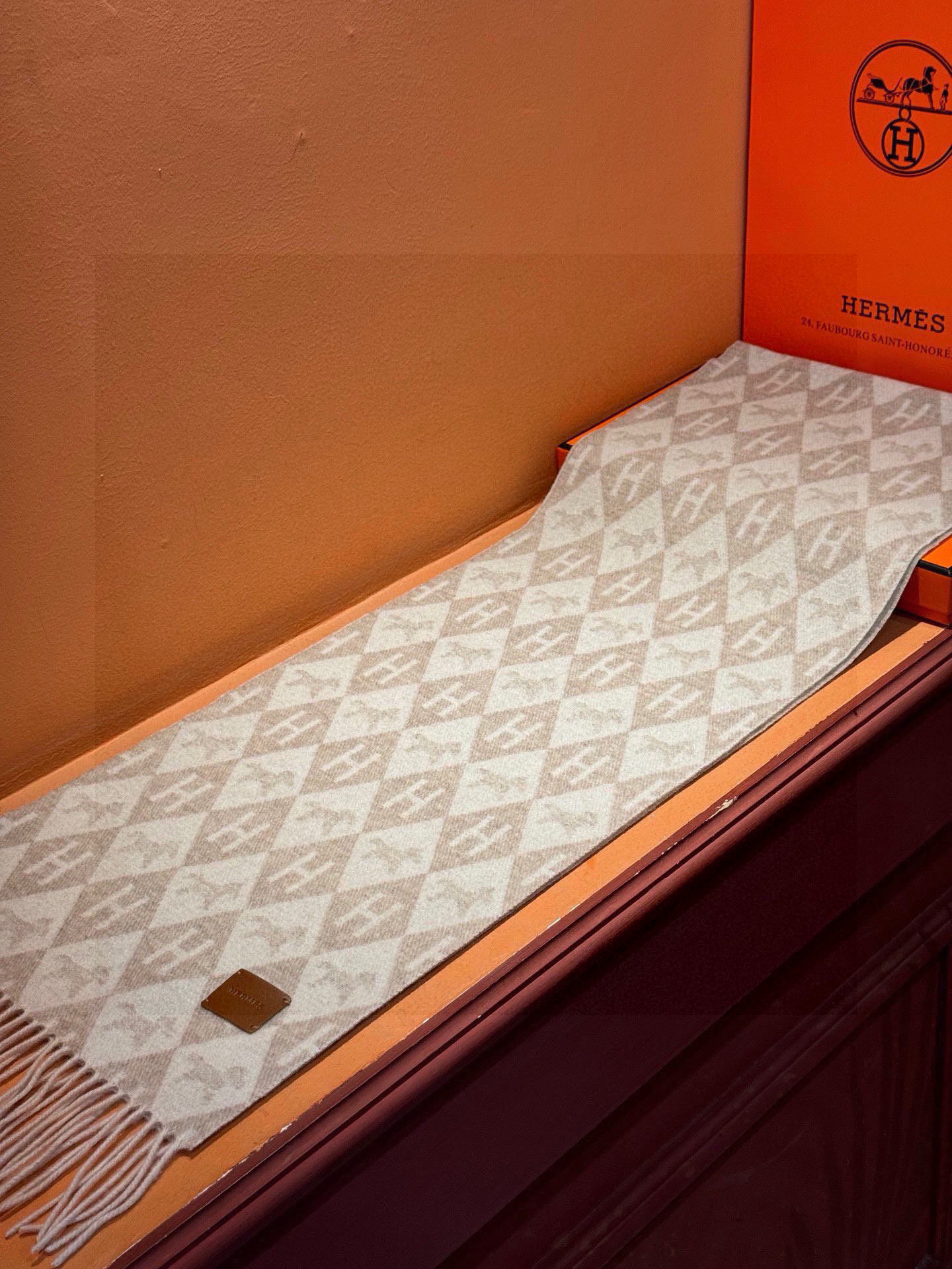   爱马仕👍巴黎时装展商务男士女士羊绒围巾。代工厂臻选上乘的超细羊绒纤维 进行纯手工精梳处理 耗时耗力 