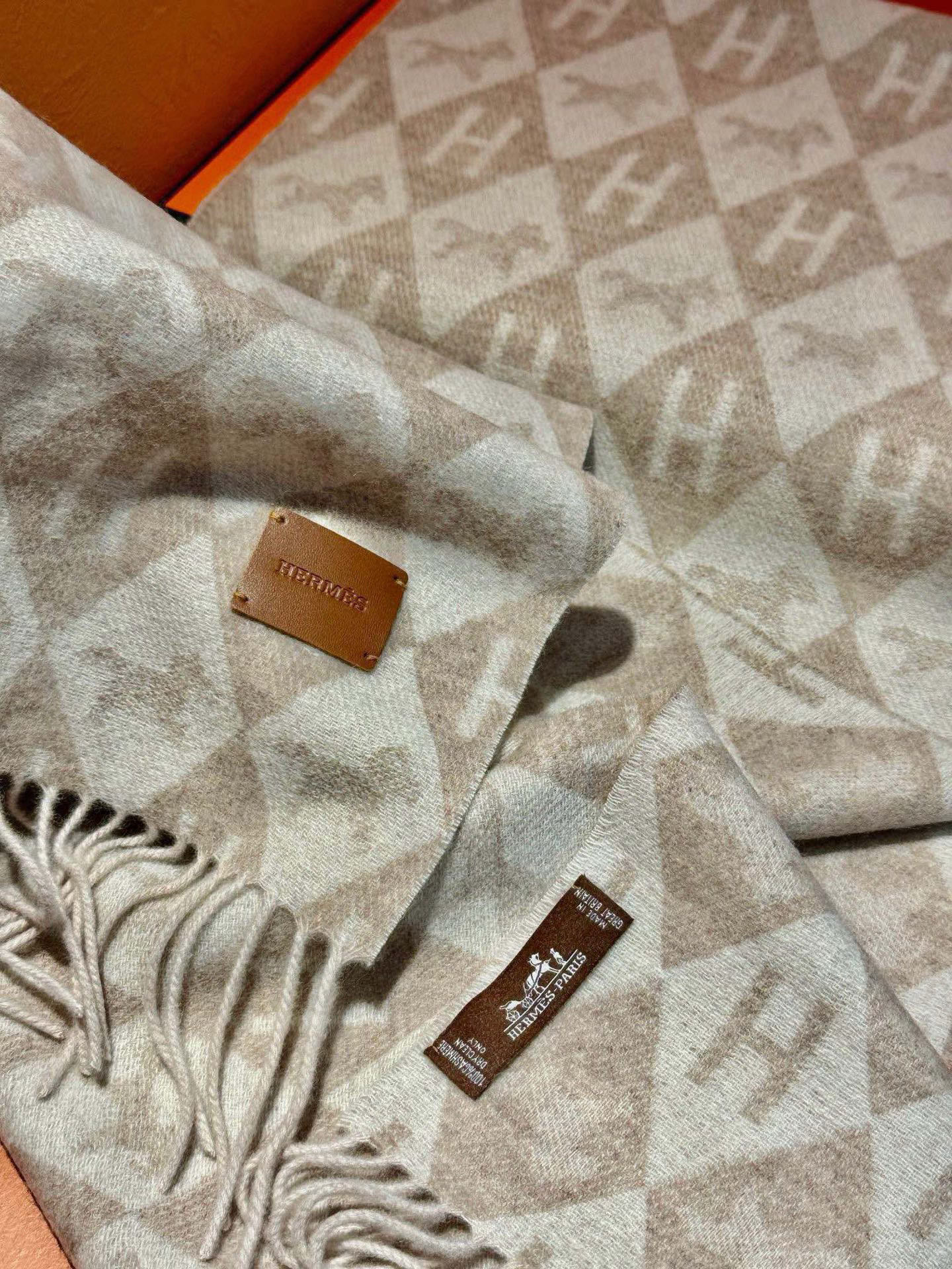   爱马仕👍巴黎时装展商务男士女士羊绒围巾。代工厂臻选上乘的超细羊绒纤维 进行纯手工精梳处理 耗时耗力 