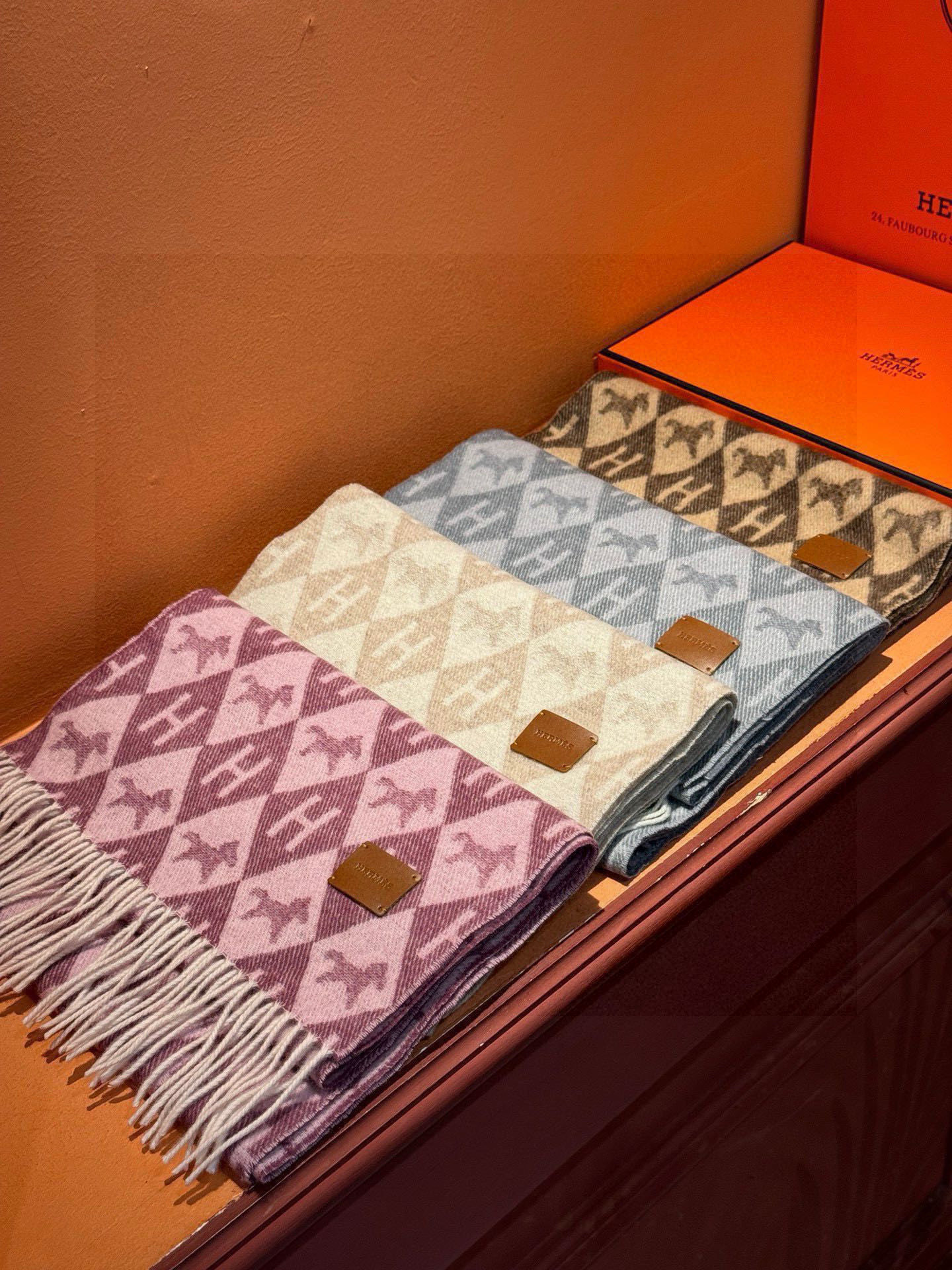   爱马仕👍巴黎时装展商务男士女士羊绒围巾。代工厂臻选上乘的超细羊绒纤维 进行纯手工精梳处理 耗时耗力 