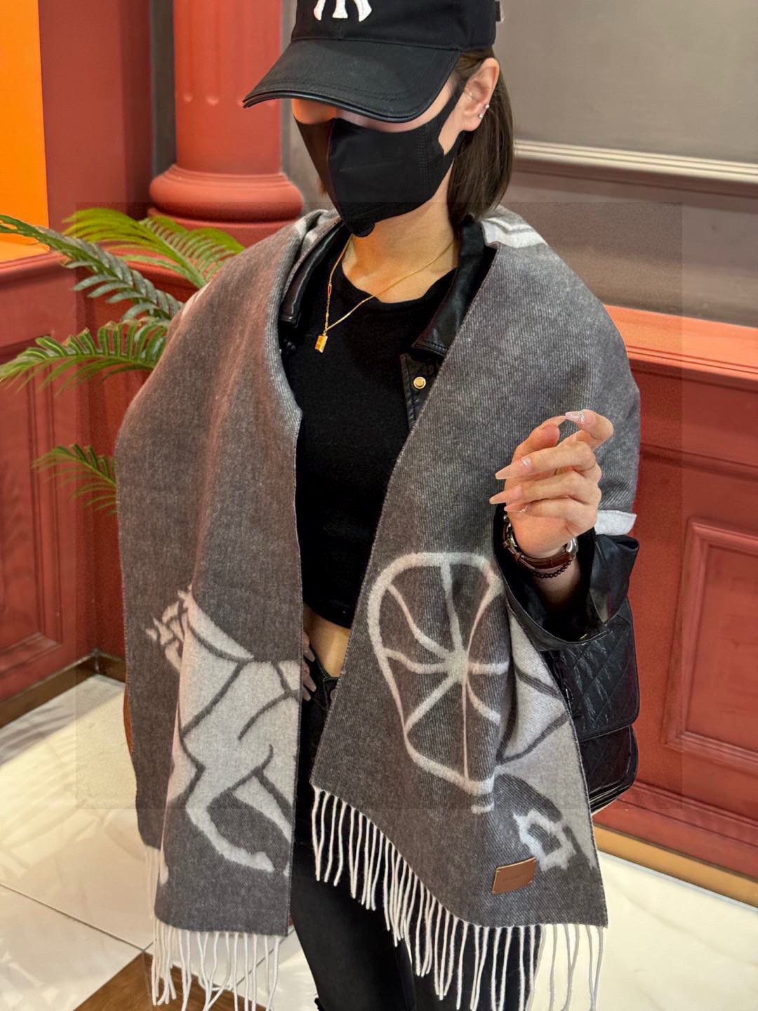   爱马仕👍巴黎时装展商务男士女士羊绒围巾。代工厂臻选上乘的超细羊绒纤维 进行纯手工精梳处理 耗时耗力 