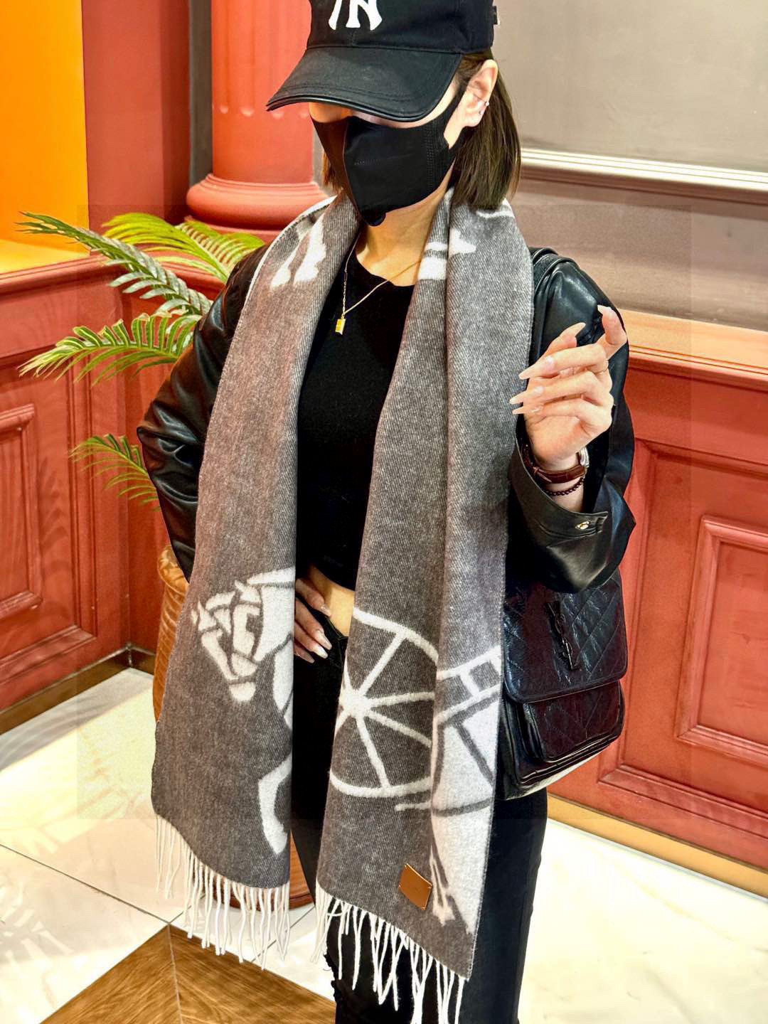   爱马仕👍巴黎时装展商务男士女士羊绒围巾。代工厂臻选上乘的超细羊绒纤维 进行纯手工精梳处理 耗时耗力 