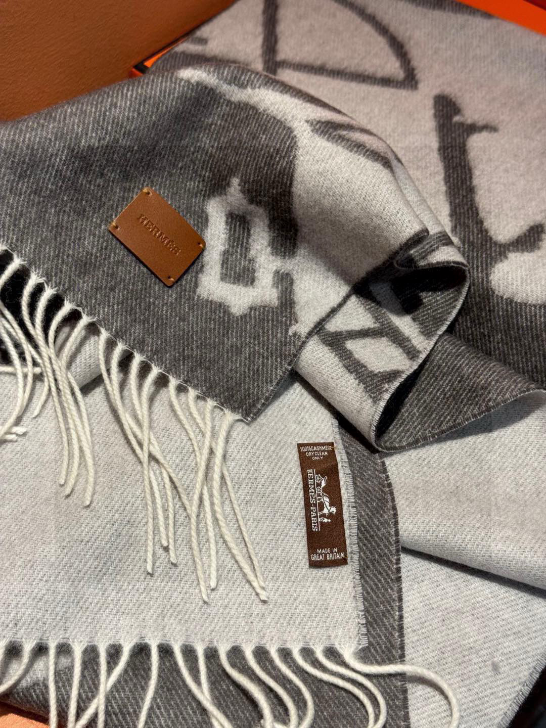   爱马仕👍巴黎时装展商务男士女士羊绒围巾。代工厂臻选上乘的超细羊绒纤维 进行纯手工精梳处理 耗时耗力 