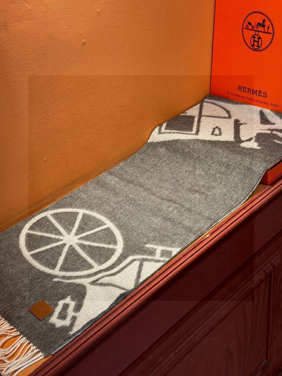   爱马仕👍巴黎时装展商务男士女士羊绒围巾。代工厂臻选上乘的超细羊绒纤维 进行纯手工精梳处理 耗时耗力 