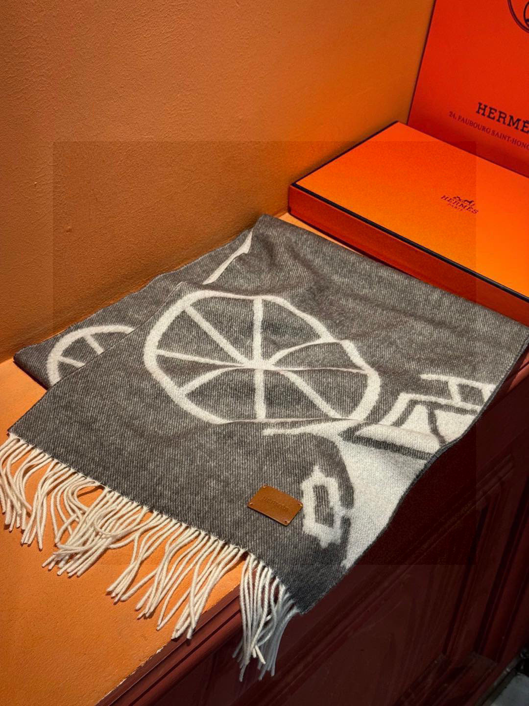  爱马仕👍巴黎时装展商务男士女士羊绒围巾。代工厂臻选上乘的超细羊绒纤维 进行纯手工精梳处理 耗时耗力 