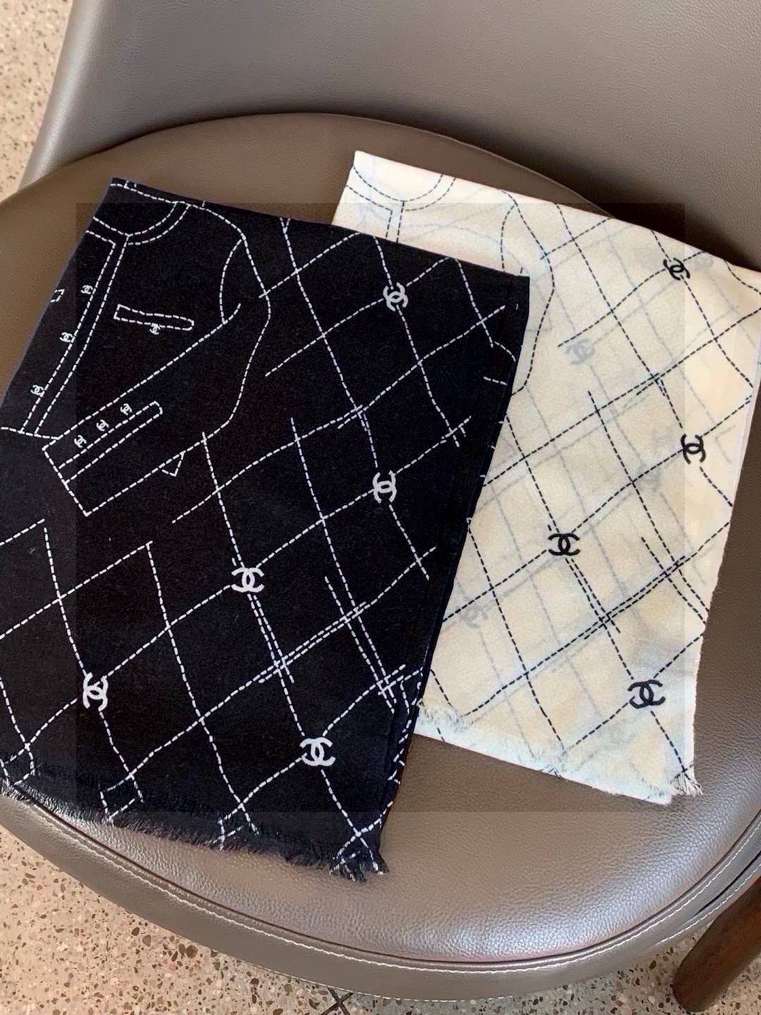 💟上新🌺羊绒披肩🌟长巾！强烈推荐价格超美！实物更美羊绒面料！纹理清晰、细腻可见
每一个套色、每一个笔触，