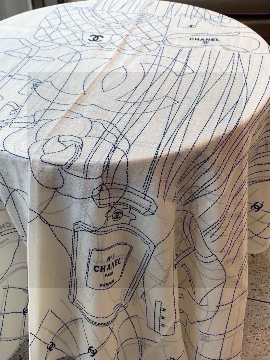 💟上新🌺羊绒披肩🌟长巾！强烈推荐价格超美！实物更美羊绒面料！纹理清晰、细腻可见
每一个套色、每一个笔触，