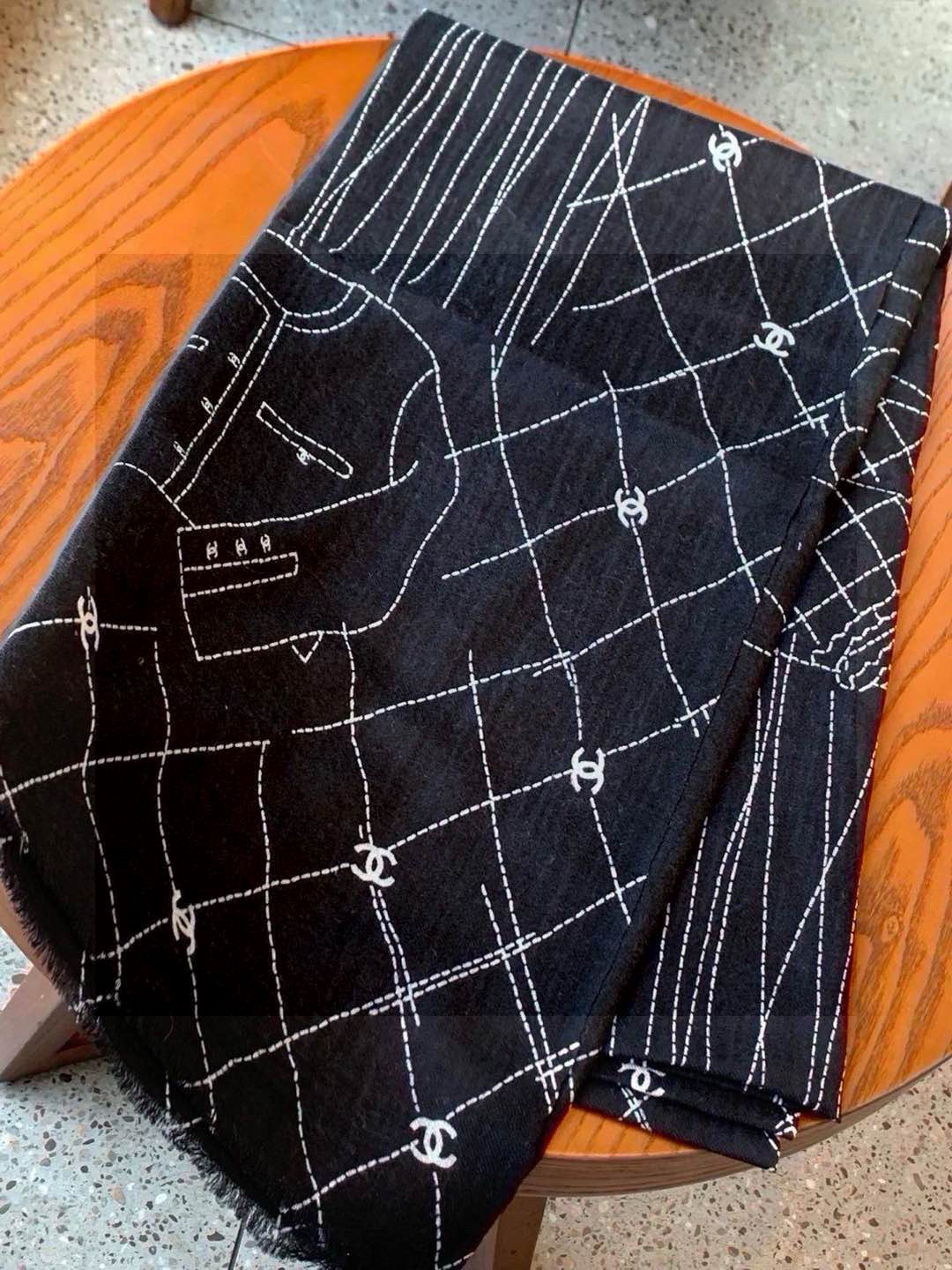 💟上新🌺羊绒披肩🌟长巾！强烈推荐价格超美！实物更美羊绒面料！纹理清晰、细腻可见
每一个套色、每一个笔触，