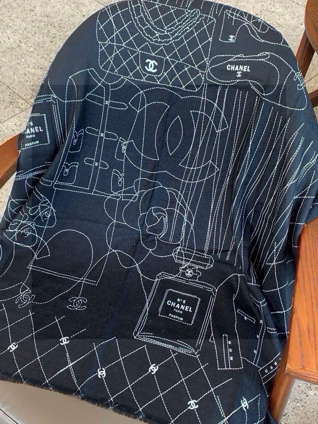 💟上新🌺羊绒披肩🌟长巾！强烈推荐价格超美！实物更美羊绒面料！纹理清晰、细腻可见
每一个套色、每一个笔触，