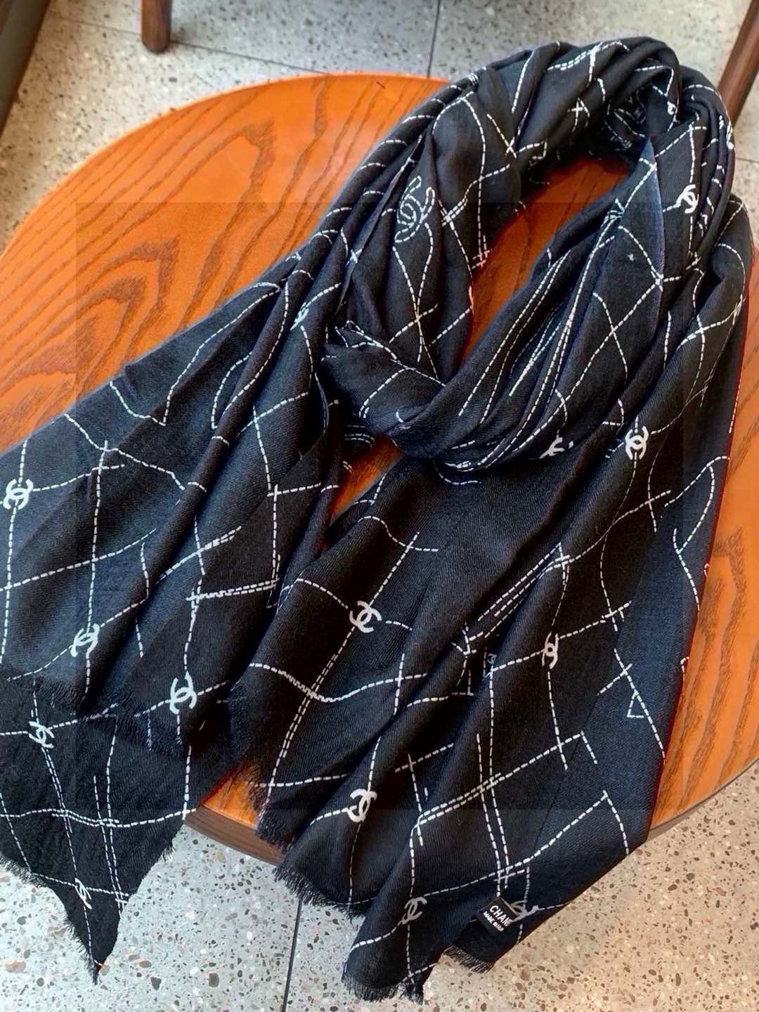 💟上新🌺羊绒披肩🌟长巾！强烈推荐价格超美！实物更美羊绒面料！纹理清晰、细腻可见
每一个套色、每一个笔触，