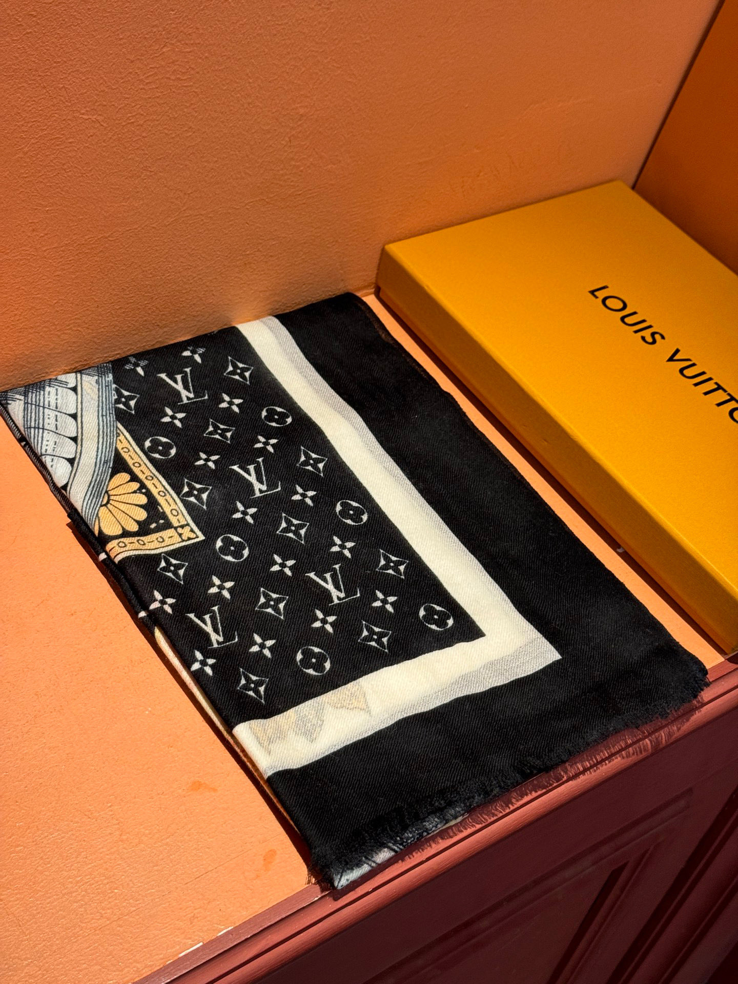   上新真心赞‼️【LV】薄羊绒长巾本款 羊绒长巾专柜同步‼️喷墨工艺呈现鲜活色彩。品质超级好‼️重磅巨