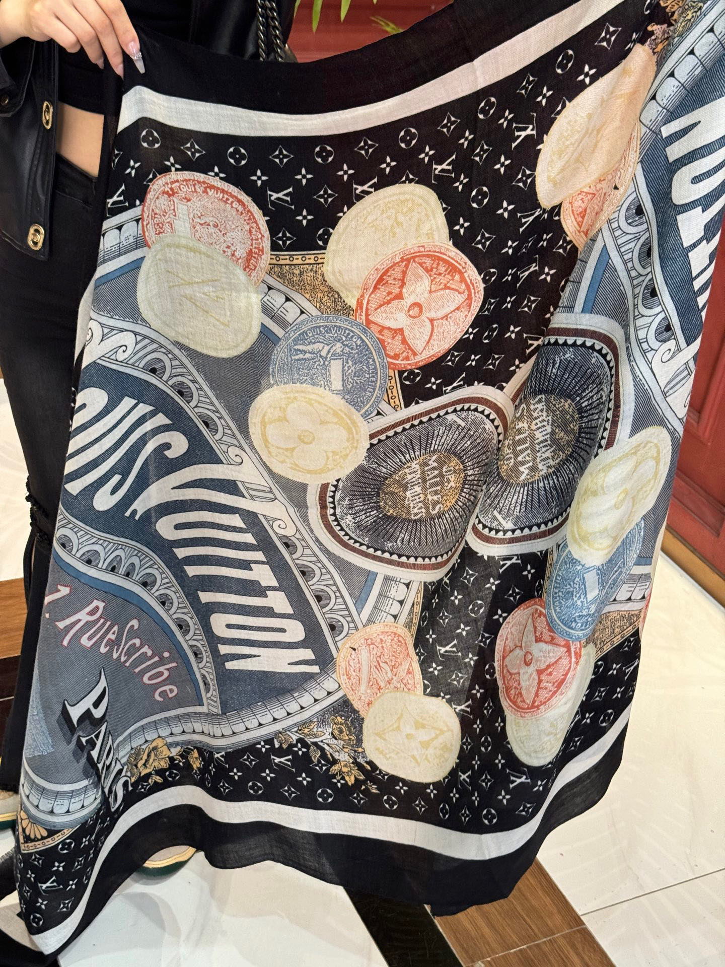   上新真心赞‼️【LV】薄羊绒长巾本款 羊绒长巾专柜同步‼️喷墨工艺呈现鲜活色彩。品质超级好‼️重磅巨